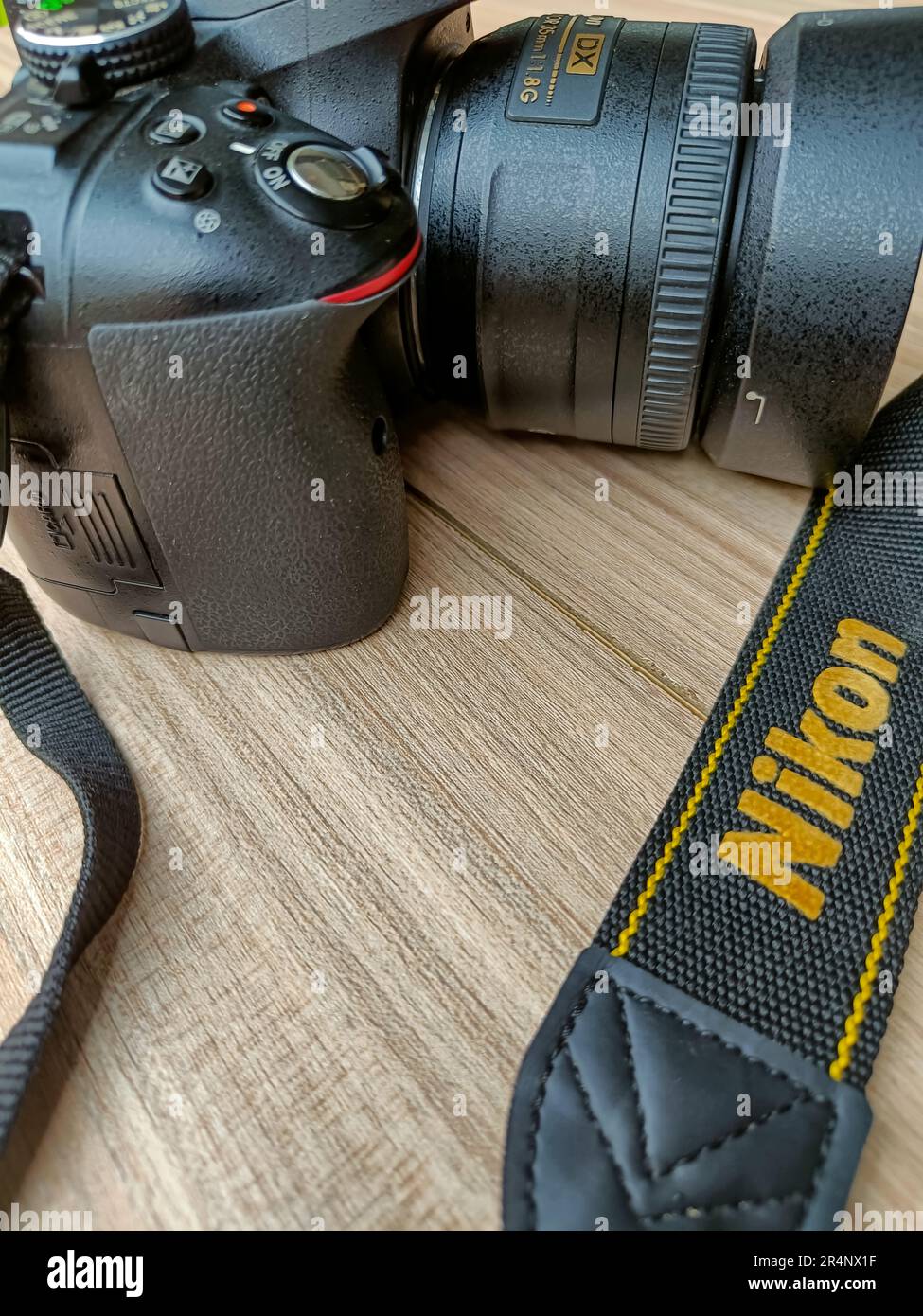 New Delhi, Indien, Mai 28 2028 – Nikon D5300 Kamera mit 35mm F2,8 Objektiv mit Festbrennweite im Hintergrund, Nikon DSLR-Kameraaufnahme Stockfoto