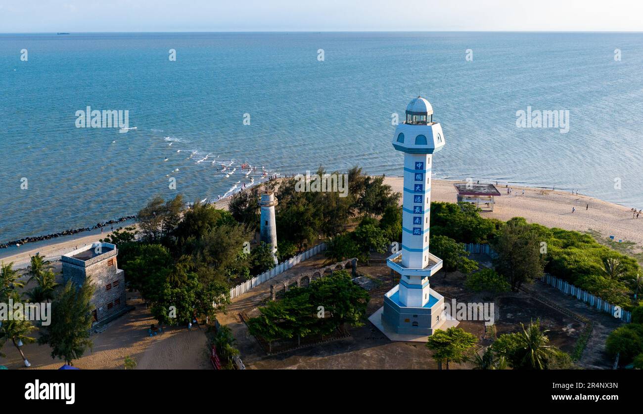 (230529) -- ZHANJIANG, 29. Mai 2023 (Xinhua) -- Dieses Luftfoto wurde am 27. Mai 2023 aufgenommen und zeigt die Aussicht auf Deng Lou Corner in der Stadt Jiaowei im Bezirk Xuwen, Stadt Zhanjiang, südchinesische Provinz Guangdong. Die Deng Lou Corner ist benannt nach dem Leuchtturm am Boden und der spitzenförmigen Form des Bodens in das Meer. Die Stadt Zhanjiang in der südchinesischen Provinz Guangdong grenzt im Osten an das Südchinesische Meer und im Westen an den Golf von Beibu. Im Süden der Insel Hainan über die Straße von Qiongzhou liegt die größte Mangrovenwaldfläche im ganzen Land und ist ein Impo Stockfoto