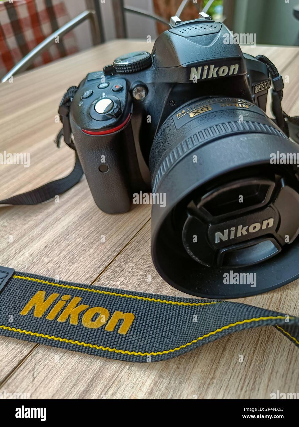 New Delhi, Indien, Mai 28 2028 – Nikon D5300 Kamera mit 35mm F2,8 Objektiv mit Festbrennweite im Hintergrund, Nikon DSLR-Kameraaufnahme Stockfoto
