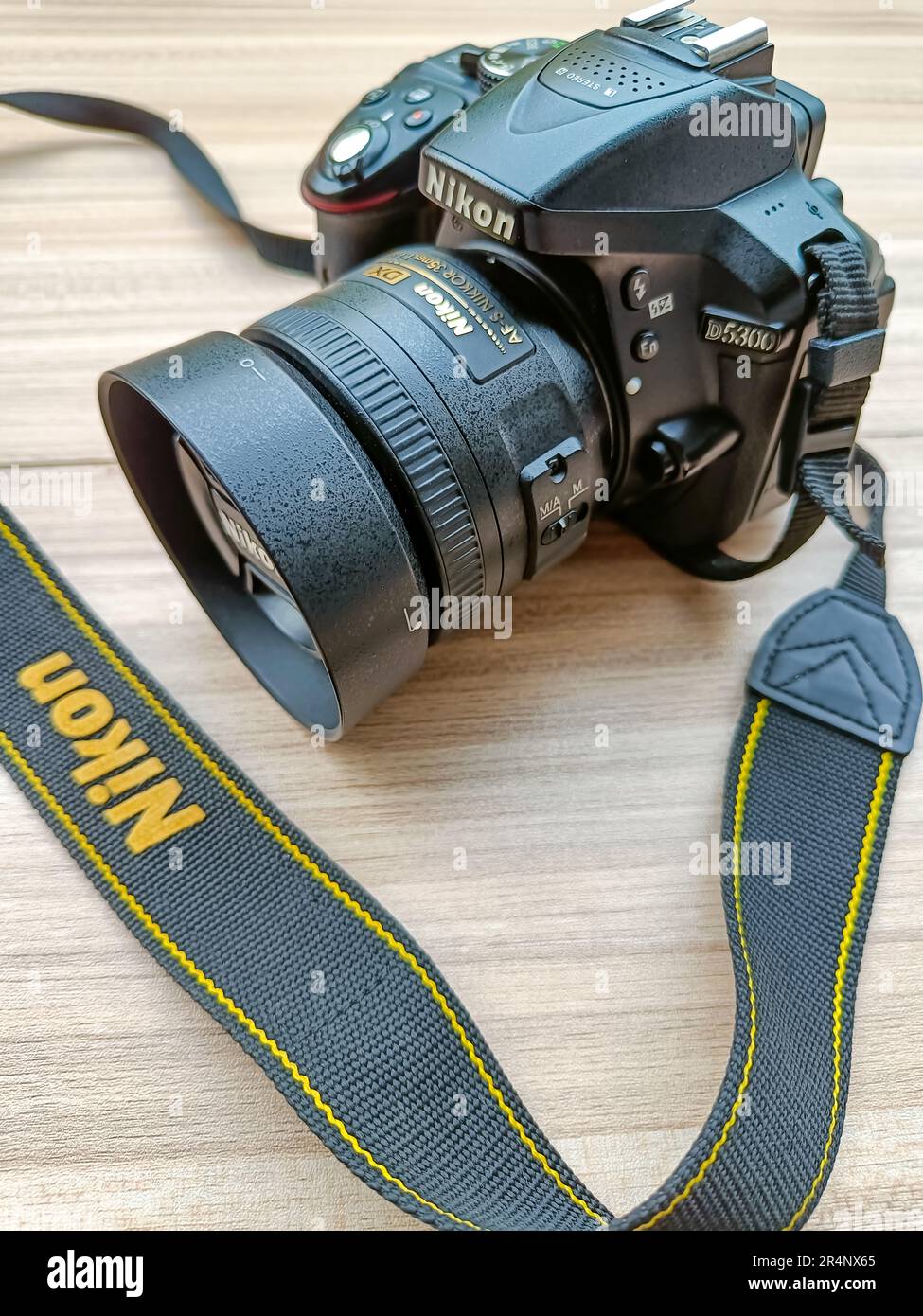 New Delhi, Indien, Mai 28 2028 – Nikon D5300 Kamera mit 35mm F2,8 Objektiv mit Festbrennweite im Hintergrund, Nikon DSLR-Kameraaufnahme Stockfoto