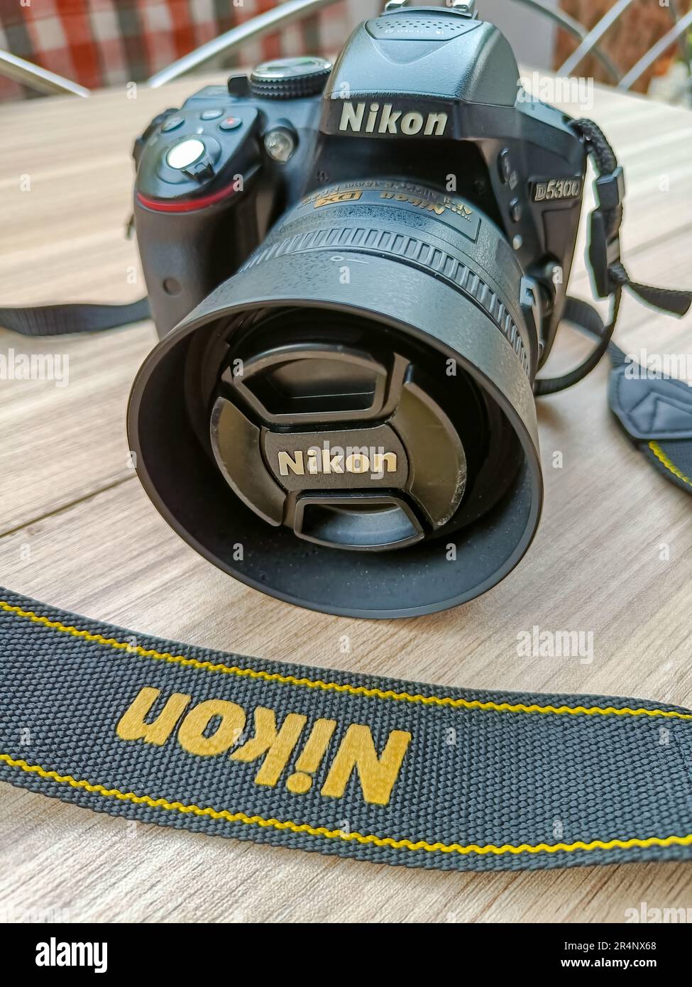 New Delhi, Indien, Mai 28 2028 – Nikon D5300 Kamera mit 35mm F2,8 Objektiv mit Festbrennweite im Hintergrund, Nikon DSLR-Kameraaufnahme Stockfoto