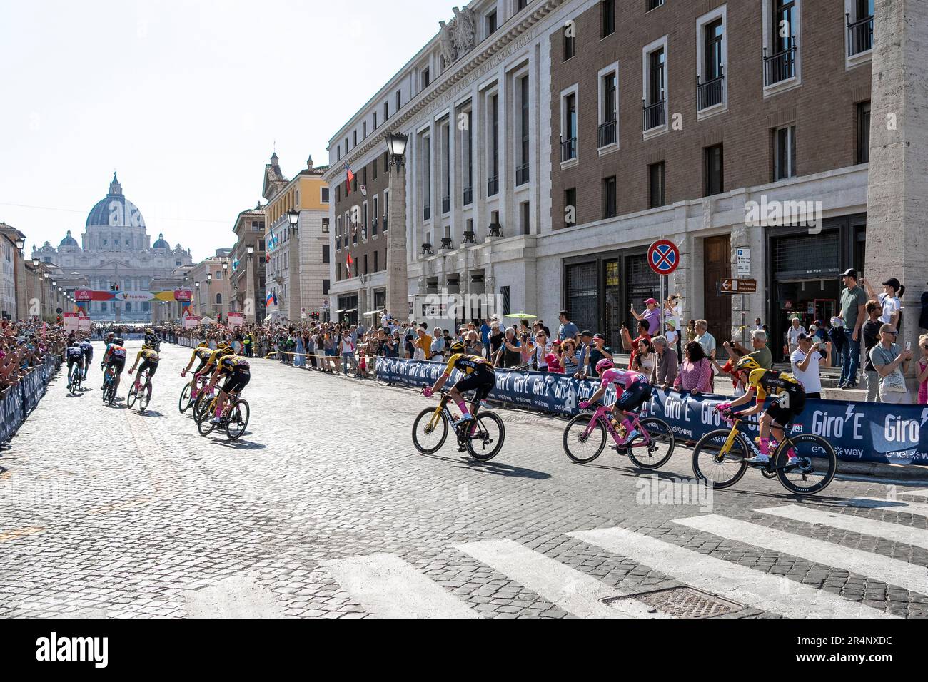 Rom, Italien. 28. Mai 2023. Allgemeiner Überblick über das Peloton, das während der letzten Stufe des Giro d'Italia 2023 von 106. konkurriert. 106. Giro d'Italia 2023, Stage 21, eine 126km Stage von Rom nach Rom/#UCIWT. Kredit: SOPA Images Limited/Alamy Live News Stockfoto