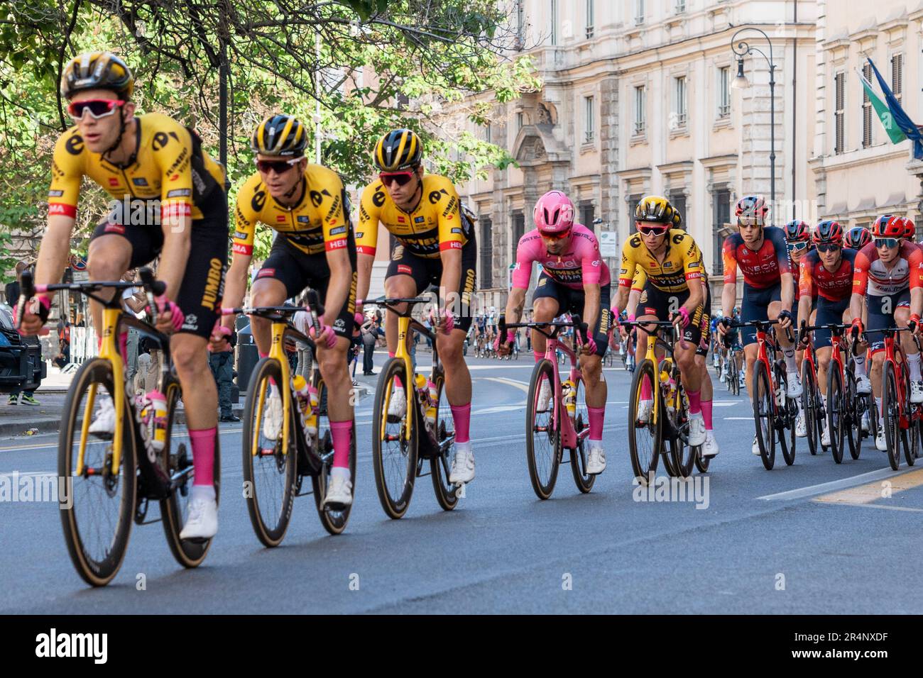 Rom, Italien. 28. Mai 2023. Allgemeiner Überblick über das Peloton, das während der letzten Stufe des Giro d'Italia 2023 von 106. konkurriert. 106. Giro d'Italia 2023, Stage 21, eine 126km Stage von Rom nach Rom/#UCIWT. Kredit: SOPA Images Limited/Alamy Live News Stockfoto