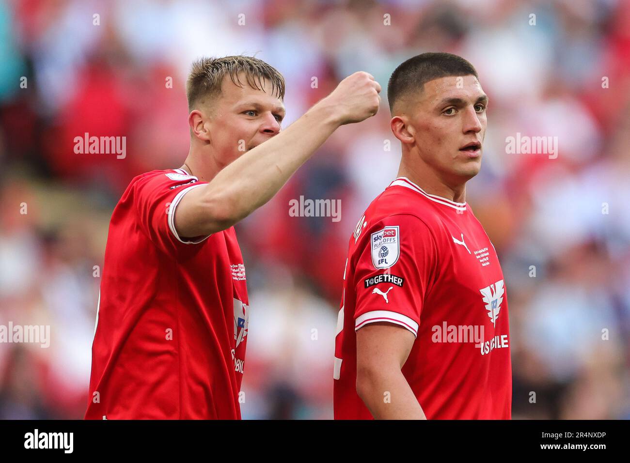 Mads Juel Andersen 6 von Barnsley gibt seinem Team Anweisungen während