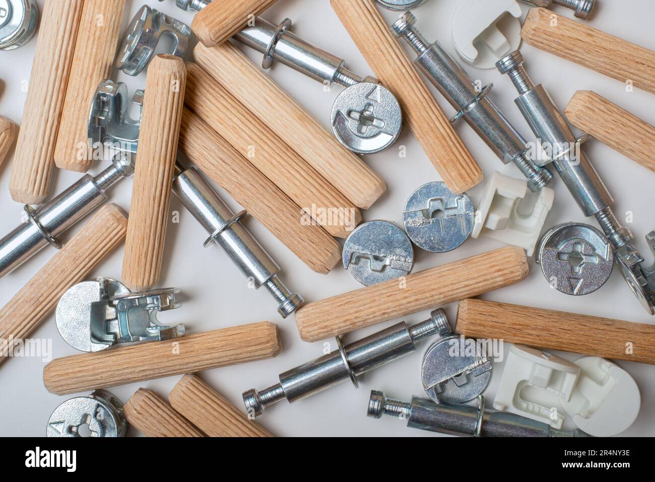 Ein Stapel von Teilen eines neuen Möbels, verschiedene Montagemöbelbeschläge. Stockfoto