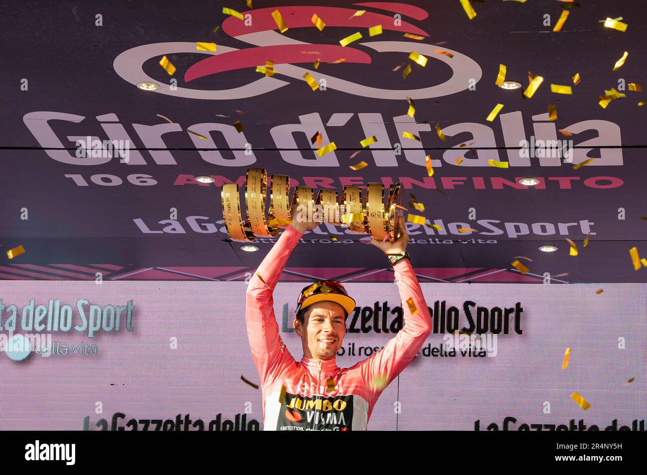 Rom, Italien. 28. Mai 2023. Primo Rogli? Von Slowenien feiert Team Jumbo-Visma - Pink Leader Jersey auf dem Podium mit dem Trofeo Senza Fine als letzten Gewinner des Gesamtrennens während des Giro d'Italia 2023 106. 106. Giro d'Italia 2023, Stage 21, eine 126km Stage von Rom nach Rom/#UCIWT. (Foto: Stefano Costantino/SOPA Images/Sipa USA) Guthaben: SIPA USA/Alamy Live News Stockfoto