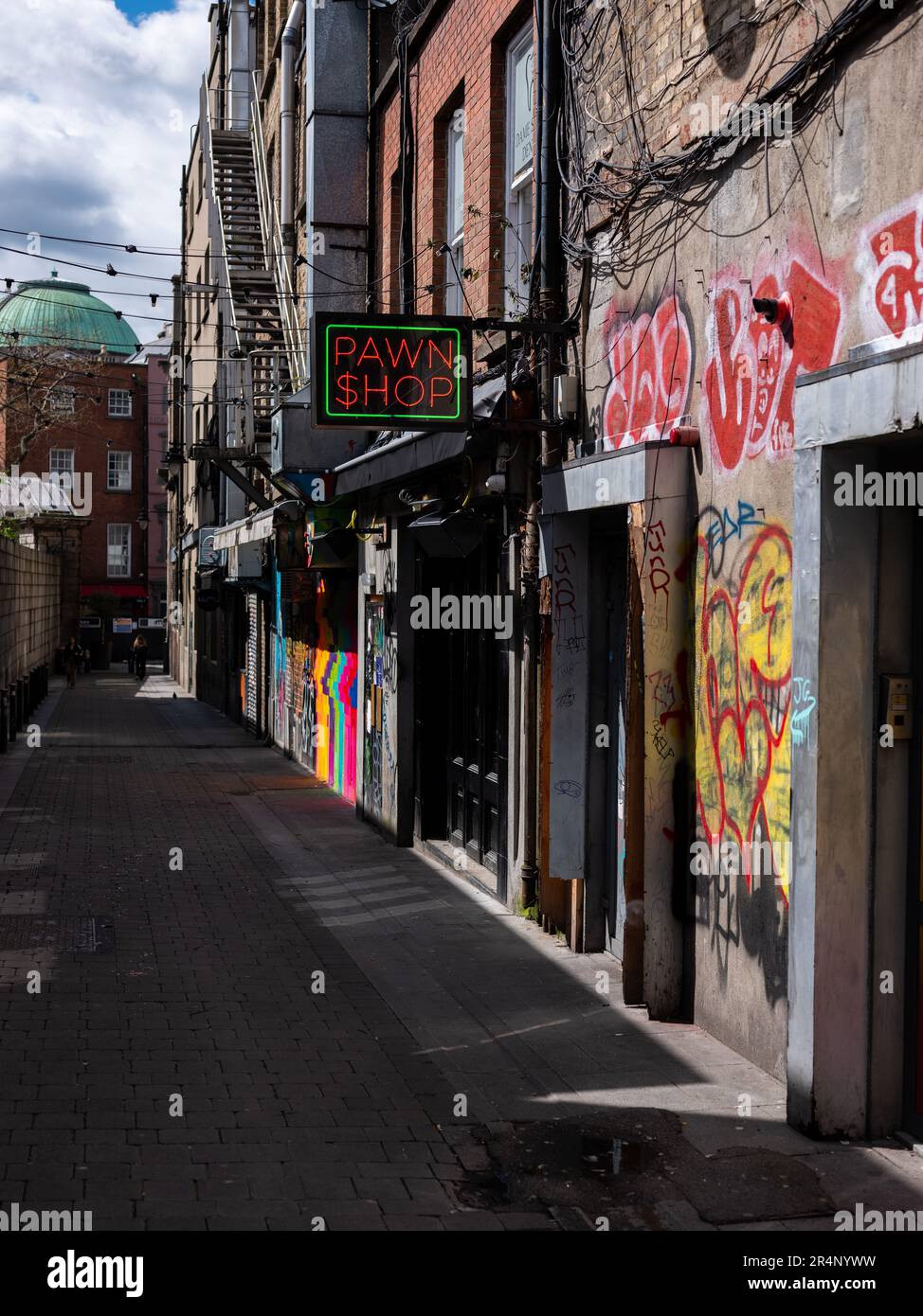 Ein Neonschild mit der Aufschrift „PFANDHAUS“ in Dublin, Irland. Stockfoto