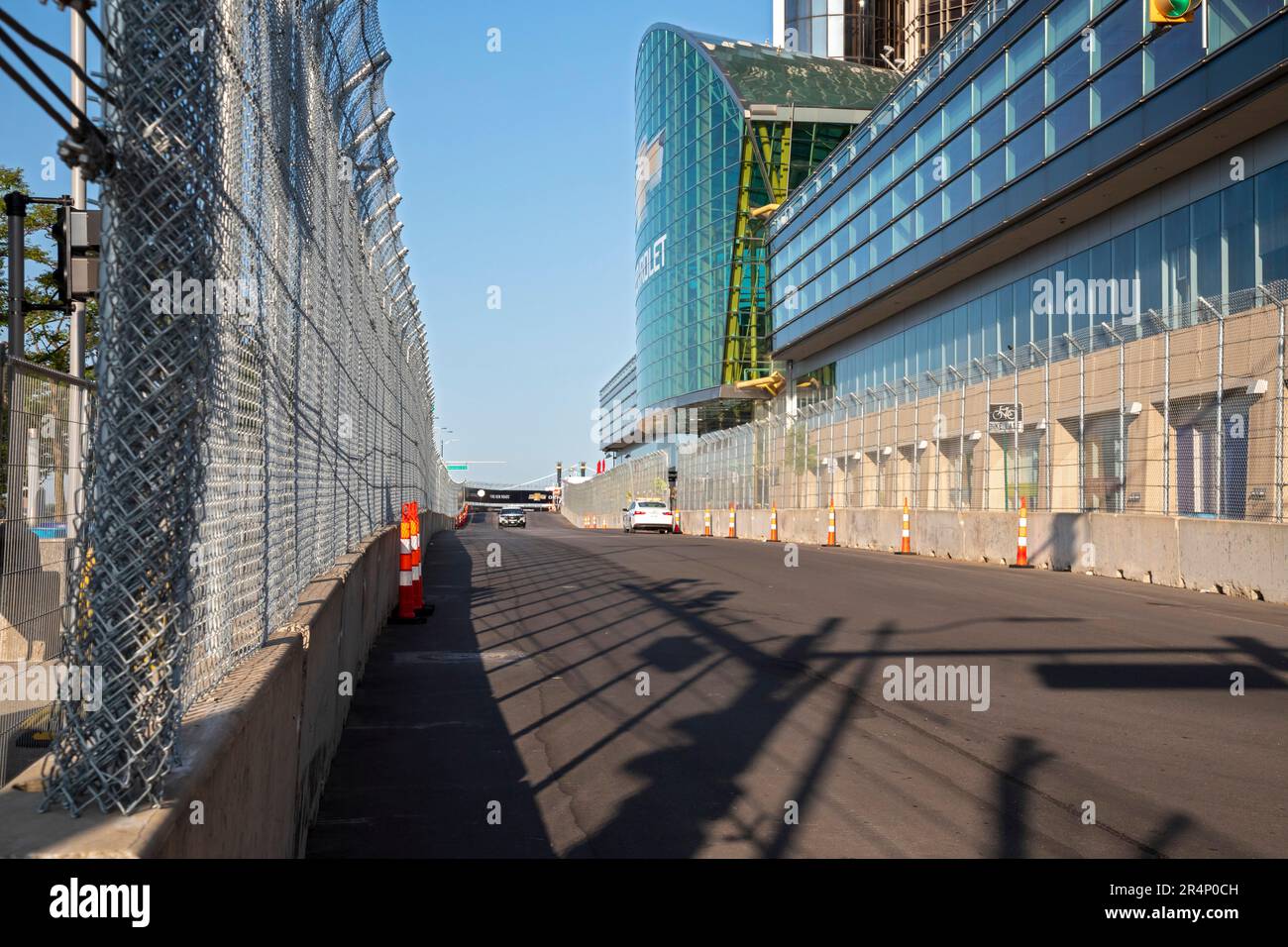 Detroit, Michigan, USA. 29. Mai 2023. Downtown Detroit wird in eine Rennstrecke für den Detroit Grand Prix umgewandelt, der vom 2. Bis 4. Juni 2023 stattfindet. Die Veranstaltung wird der Grand Prix von Detroit 33. sein, aber die erste seit 1992 auf den Straßen der Innenstadt. Hier passiert die Rennstrecke das Hauptquartier von General Motors im Renaissance Center. Kredit: Jim West/Alamy Live News Stockfoto