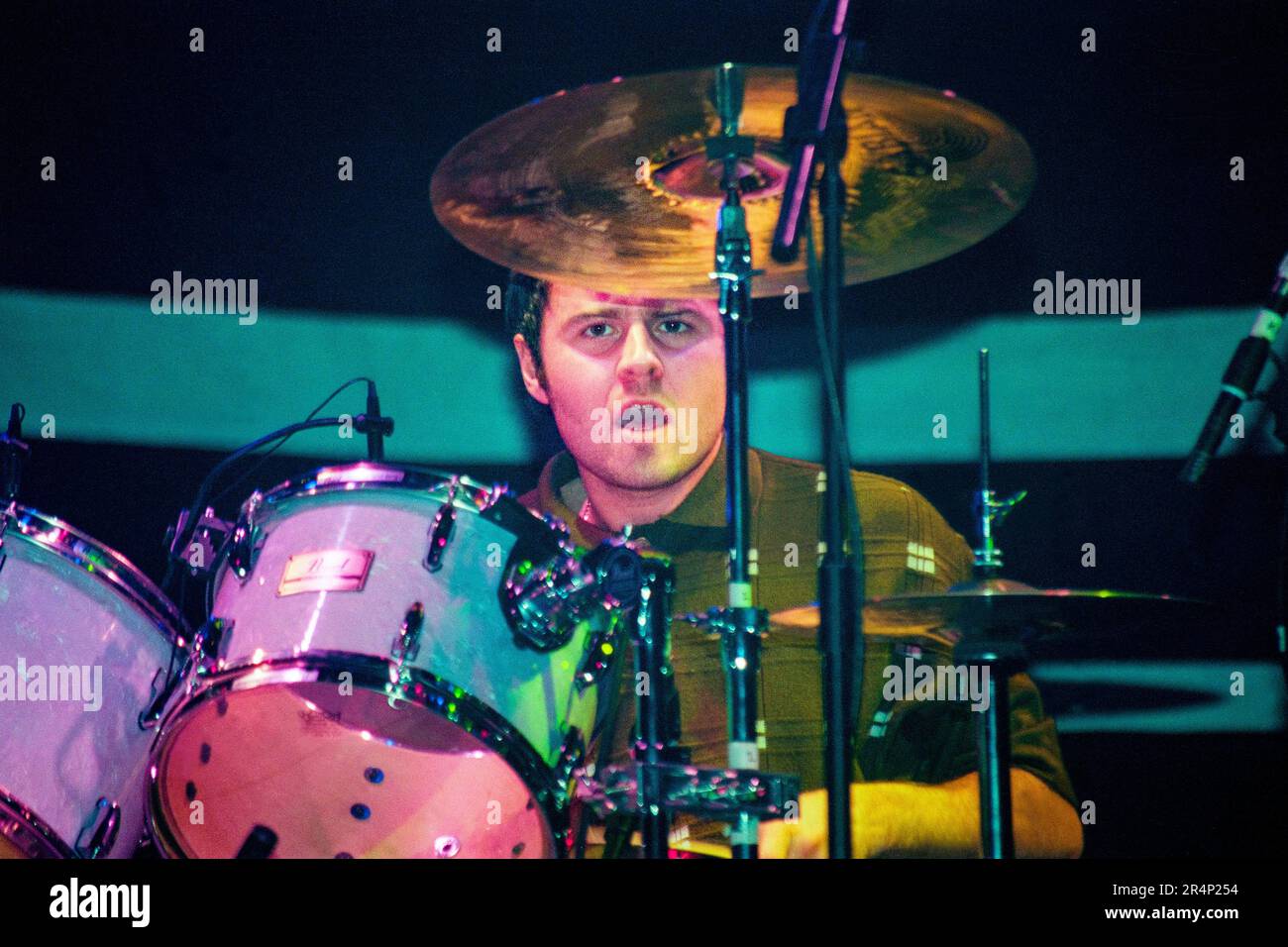 ALAN WHITE, NEUER OASIS DRUMMER, MORNING GLORY TOUR, 1996: Alan White auf seiner ersten Tour als neuer Drummer mit Oasis in der Cardiff International Arena CIA auf The (What’s the Story) Morning Glory? Tour in Cardiff, Wales, Großbritannien am 18. März 1996. Foto: Rob Watkins Stockfoto