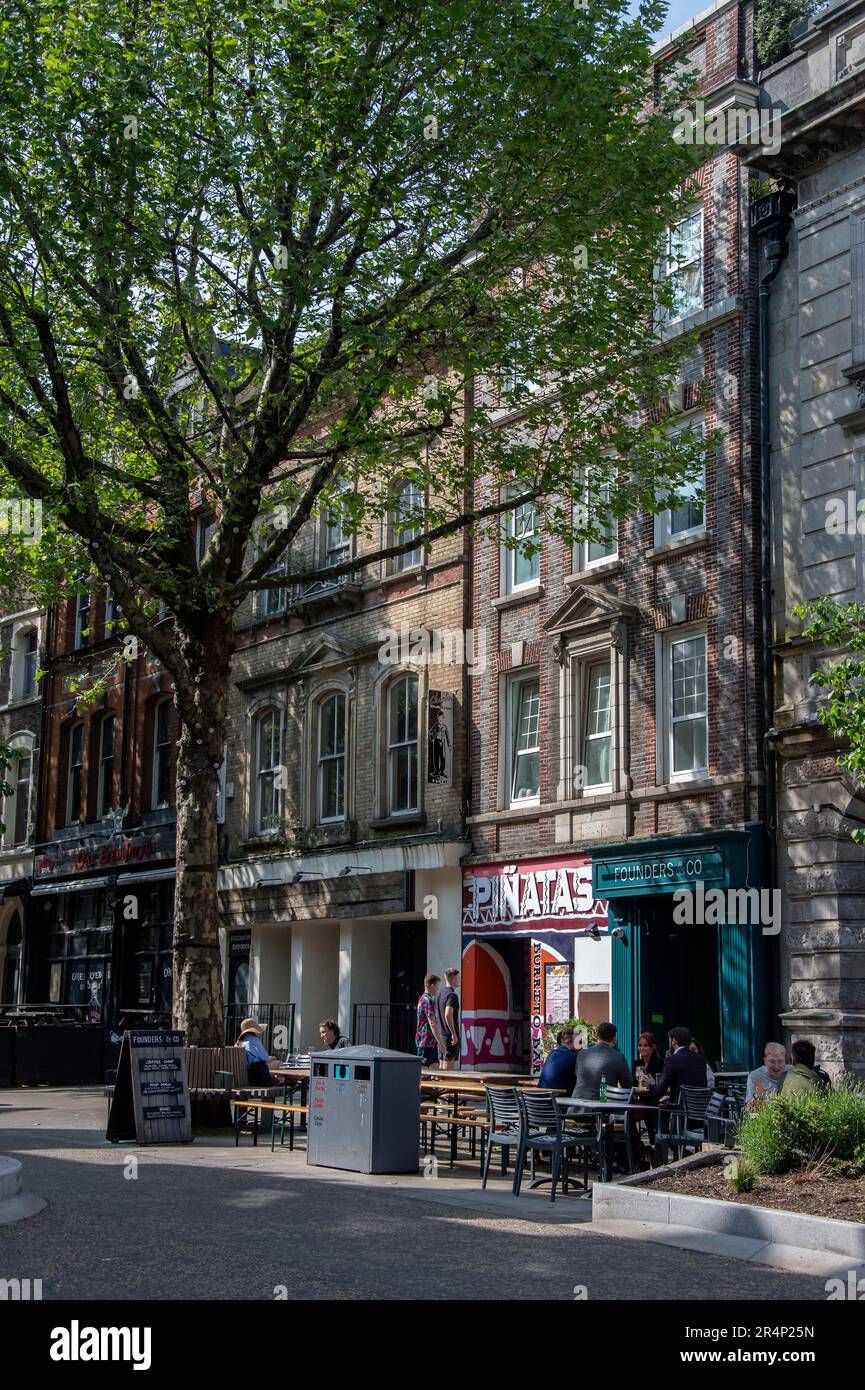 Swansea, Wales, Großbritannien. Mai 2023: Swansea's Wind Street an einem schönen sonnigen Tag. Stockfoto