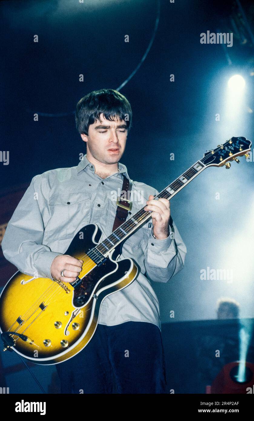 OASIS, BE HERE NOW TOUR, 1997: Noel Gallagher of Oasis in der Cardiff International Arena CIA auf der Be Here Now Tour in Cardiff, Wales, Großbritannien am 10. Dezember 1997. Foto: Rob Watkins Stockfoto