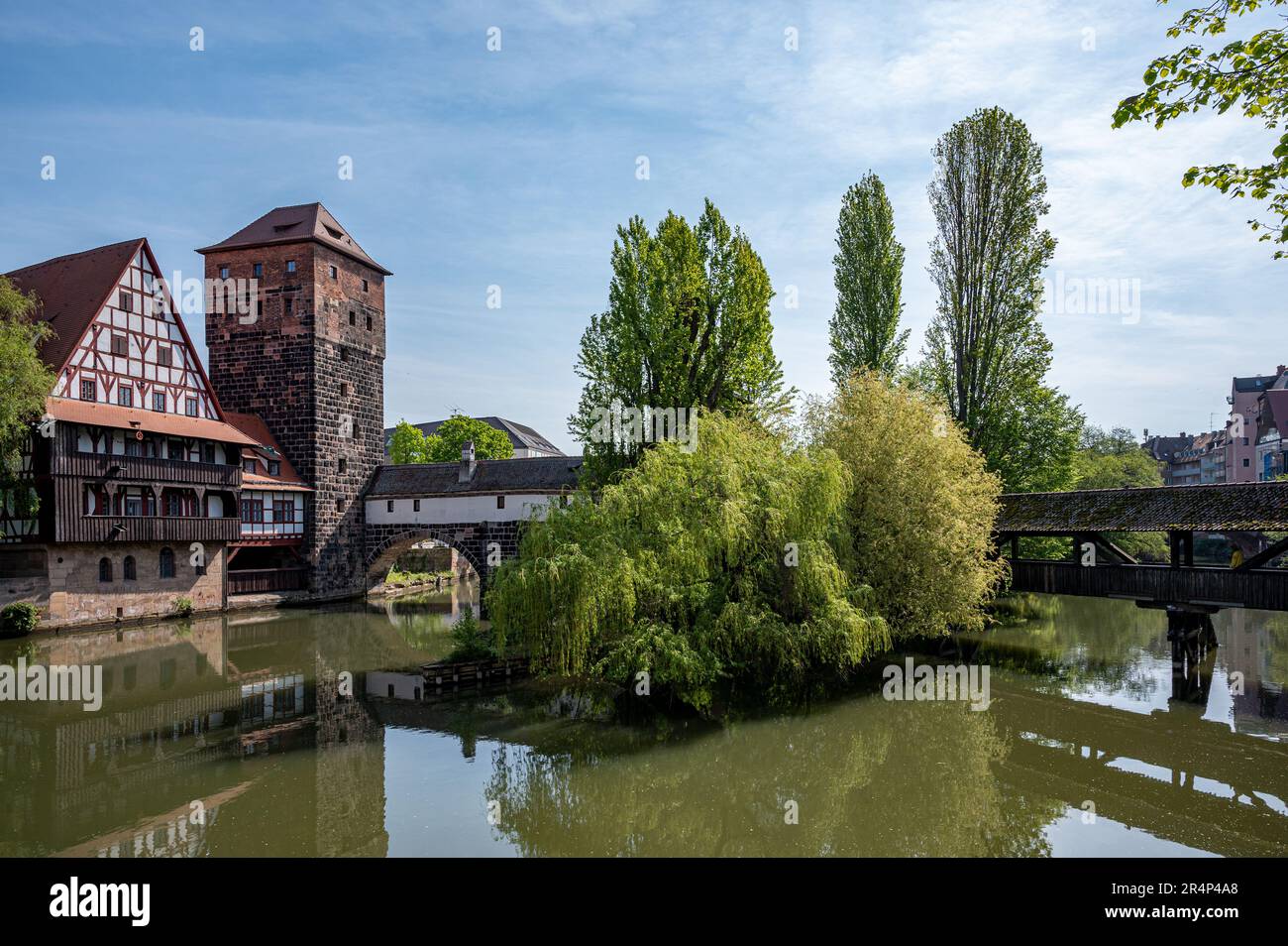 Alte mittelalterliche Brücke über den Pegnitz in Nürnberg. Henkerbrücke. Stockfoto