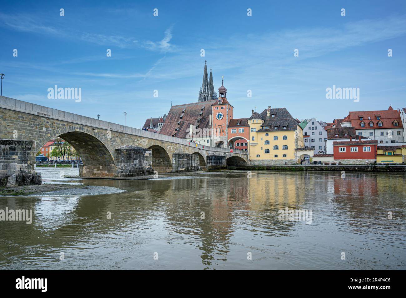 Alte mittelalterliche Steinbrücke und historische Altstadt in Regensburg. Stockfoto
