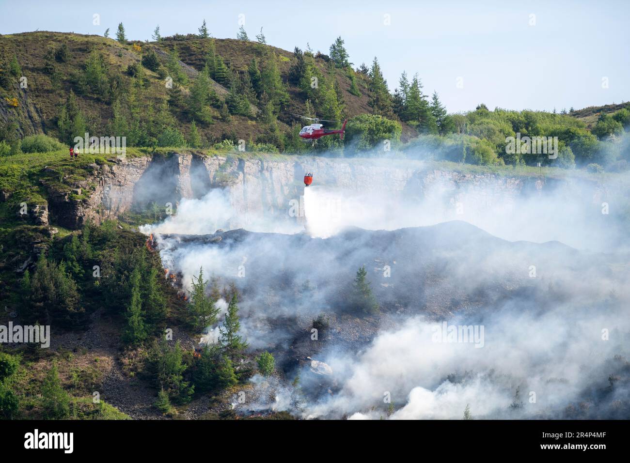 Gelli, Wales, 29. Mai 2023: Fire Fighters Fight a Blaze above Gelli Industrial Estate, Rhondda Valley in South Wales. (Bild von Andrew Dowling) Kredit: Andrew Dowling/Alamy Live News Stockfoto