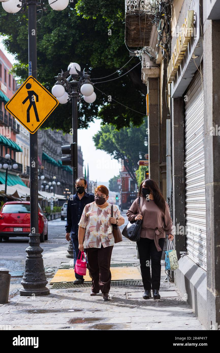 Die Bürger von Puebla benutzen Gesichtsmasken vor dem Fall der vulkanischen Asche aus dem Vulkan Popocatepétl Stockfoto