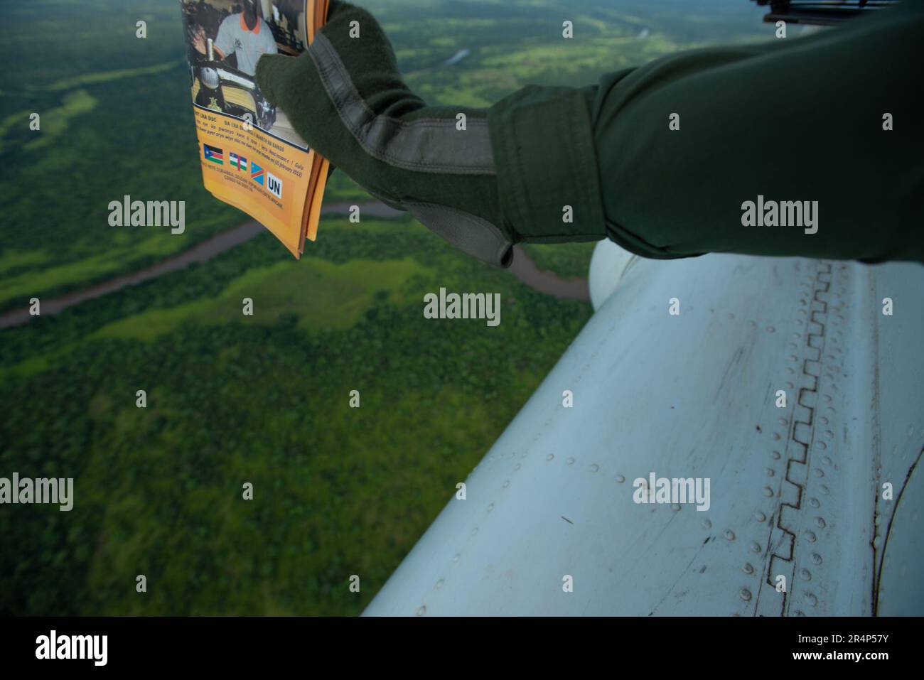 Ein Flugzeugabwurf von einem von der Bangladesch Air Force betriebenen UN MI-8 Hubschrauber. Die Flugblätter erklären dem Personal der Widerstandsarmee des Lords, wie sie sich den Autoritäten ergeben können Stockfoto