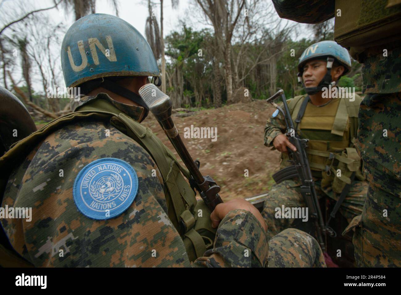 UN-Friedenstruppen der guatemaltekischen Armee, die mit MONUSCO auf dem Rücksitz eines Lastwagens dienten, bewaffnet mit Galil-Sturmgewehren, Demokratische republik Kongo Stockfoto