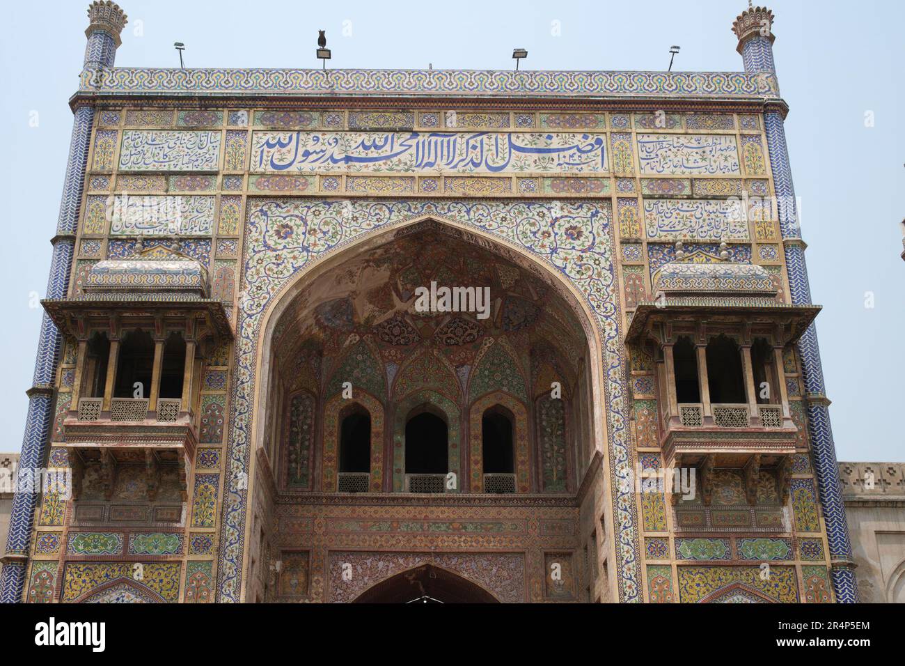 Die Masjid-Wazir-Khan-Moschee in der alten, von Mauern umgebenen Stadt Lahore, Pakistan Stockfoto