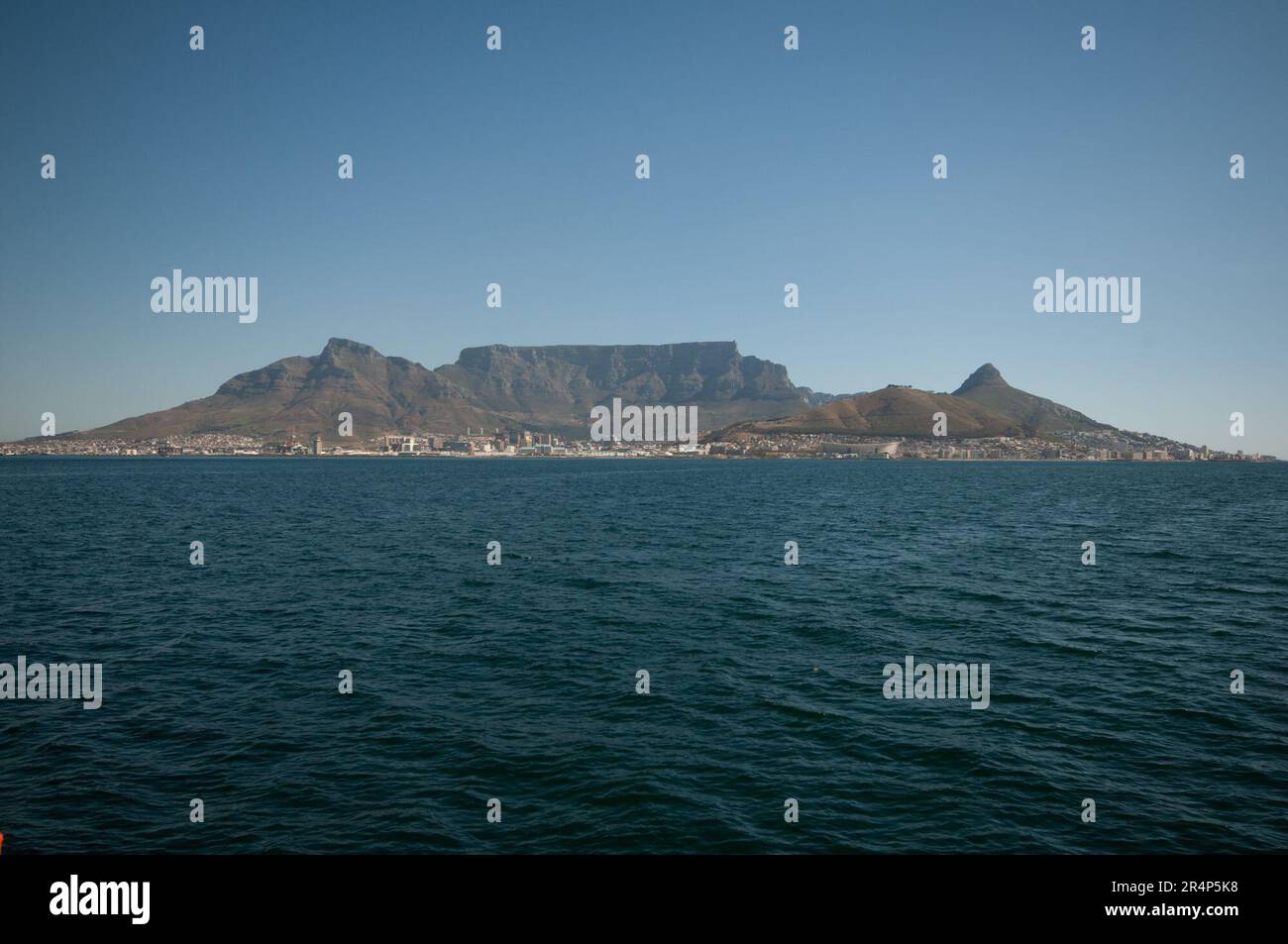 Kapstadt, Blick vom Meer, Blick auf den Tafelberg (Zentrum) mit Devils Peak (links) und Signal Hill, und Lions Head (rechts) Stockfoto