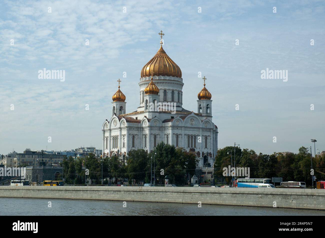 Die russisch-orthodoxe Kathedrale von Christus dem Erlöser erhebt sich über den Ufer des Moskauer Flusses in Moskau, Russland Stockfoto