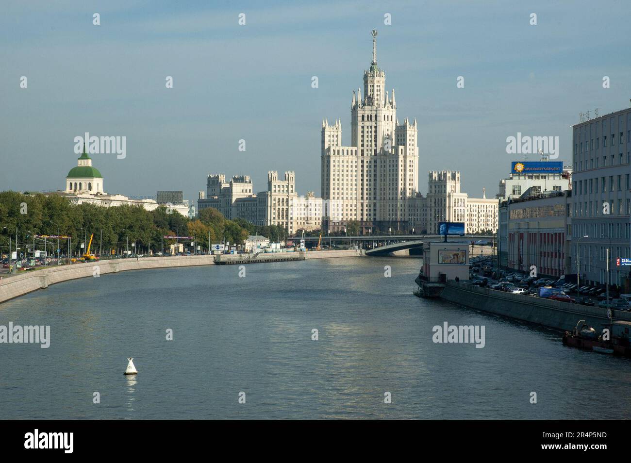 Das Kotelnicheskaya Embankment Building am Ufer des Moskauer Flusses, Moskau. Eine der sieben Schwestern Stockfoto