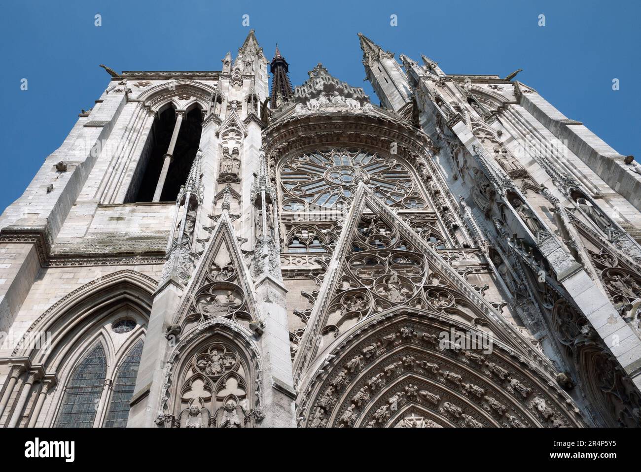 Außenansicht mit Blick auf die Fassade der Kathedrale von Rouen, frankreich Stockfoto