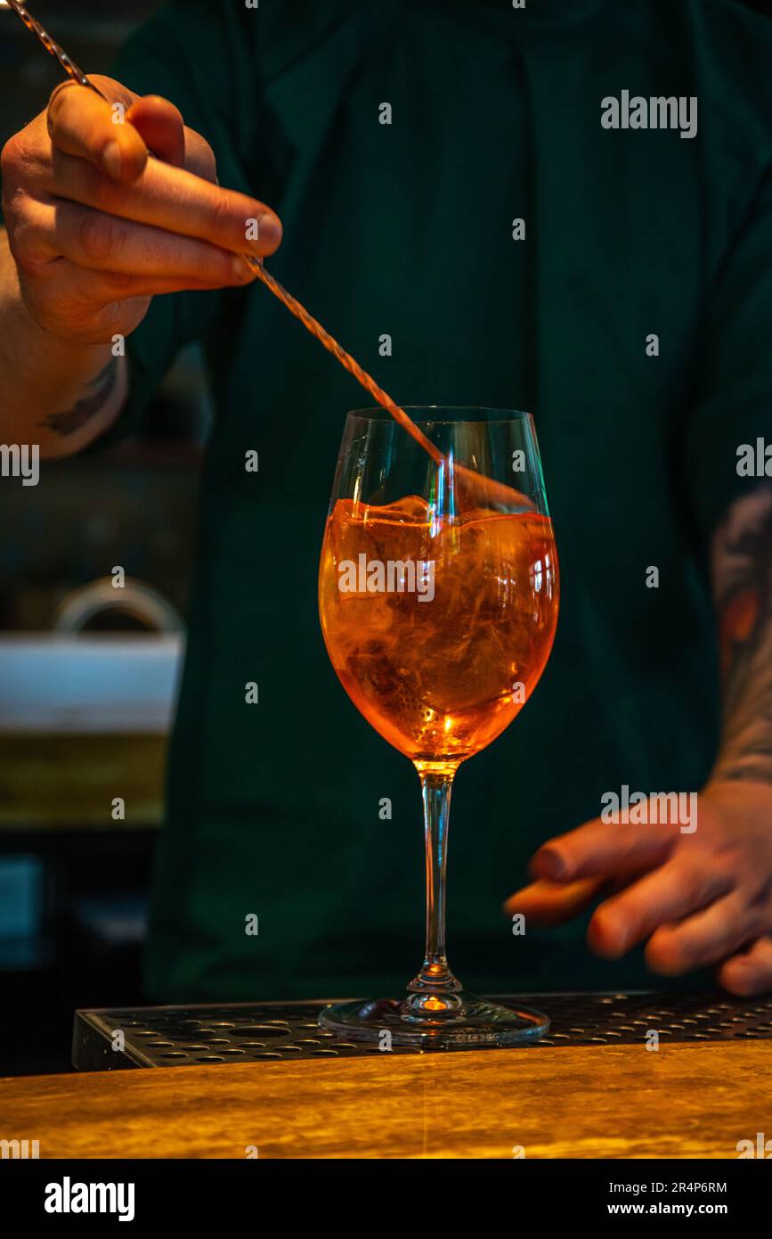 Realistisches Foto, Nahaufnahme eines professionellen Barkeepers in der