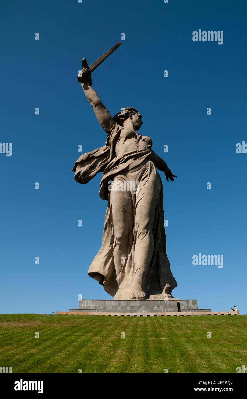 "The Motherland Calls", der höchste Staat der Welt, befindet sich in Mamajew Kurgan, Wolgograd (ehemals Stalingrad) in der Russischen Föderation. Es erinnert an die Schlacht von Stalingrad, die im Großen Vaterländischen Krieg, dem 2. Weltkrieg, zwischen den Nazis und der Sowjetunion geführt wurde Stockfoto
