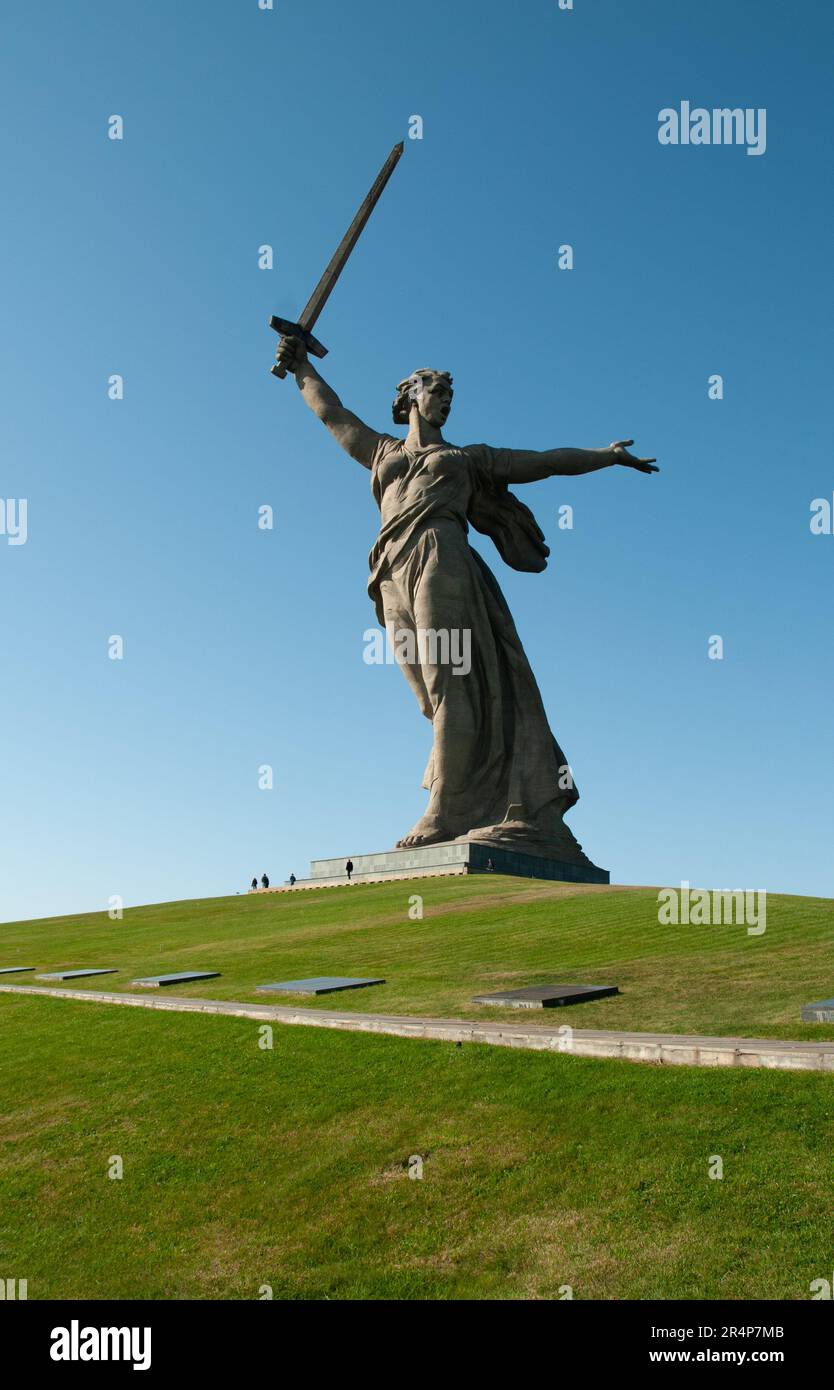 "The Motherland Calls", der höchste Staat der Welt, befindet sich in Mamajew Kurgan, Wolgograd (ehemals Stalingrad) in der Russischen Föderation. Es erinnert an die Schlacht von Stalingrad, die im Großen Vaterländischen Krieg, dem 2. Weltkrieg, zwischen den Nazis und der Sowjetunion geführt wurde Stockfoto