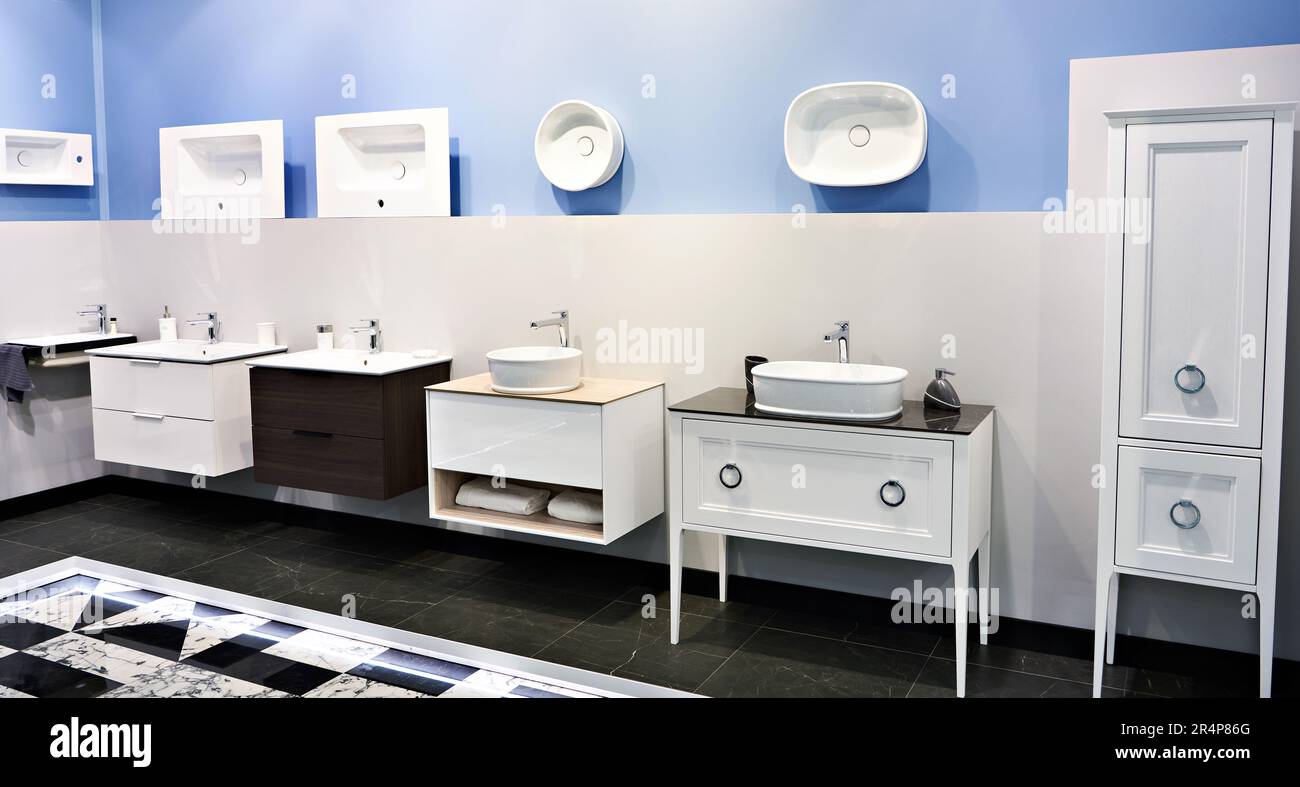 Waschbecken und Möbel im Badezimmer im Geschäft Stockfoto