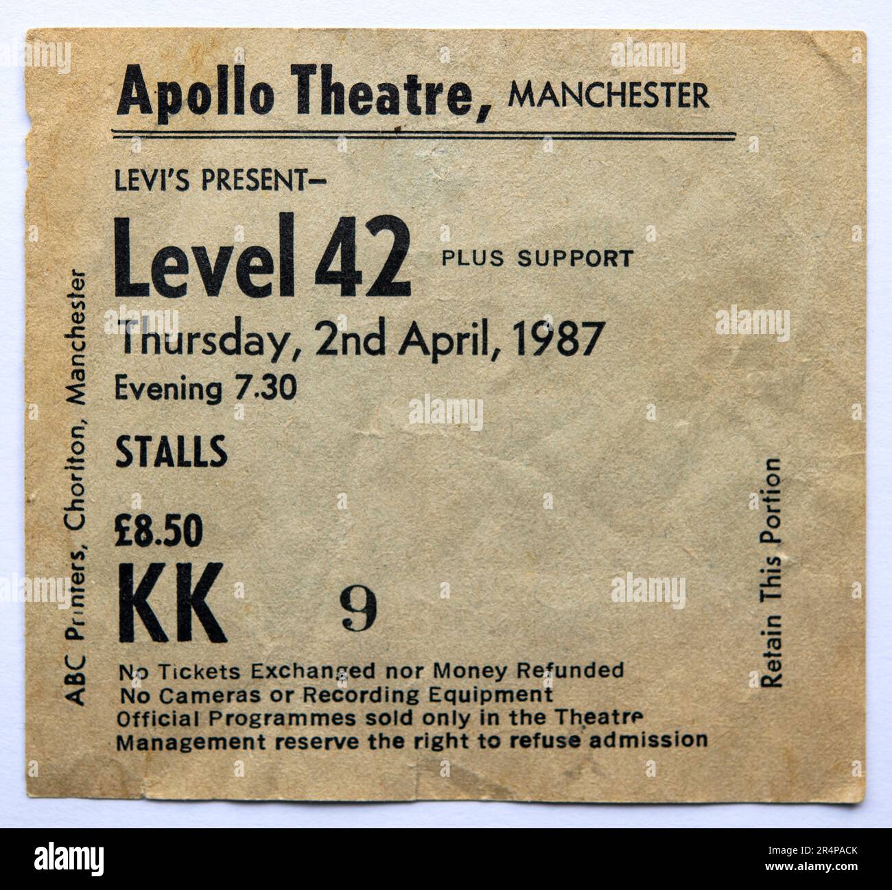 Konzertkarte für Level 42 im Apollo Theatre in Manchester, Großbritannien, im April 1987 Stockfoto