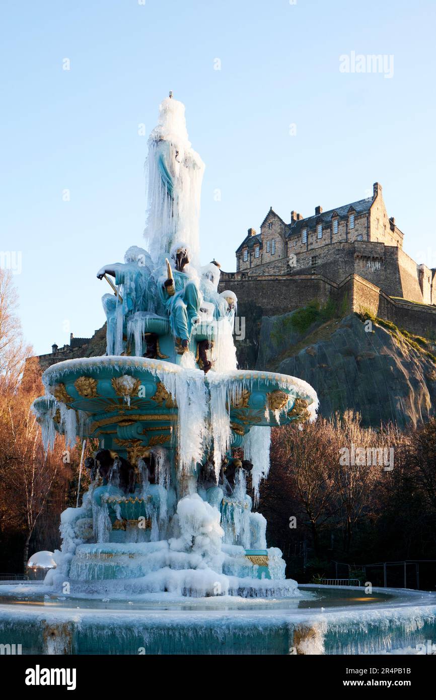 Der Ross Fountain in Edinburgh, gefroren, mit Edinburgh Castle im Hintergrund Stockfoto