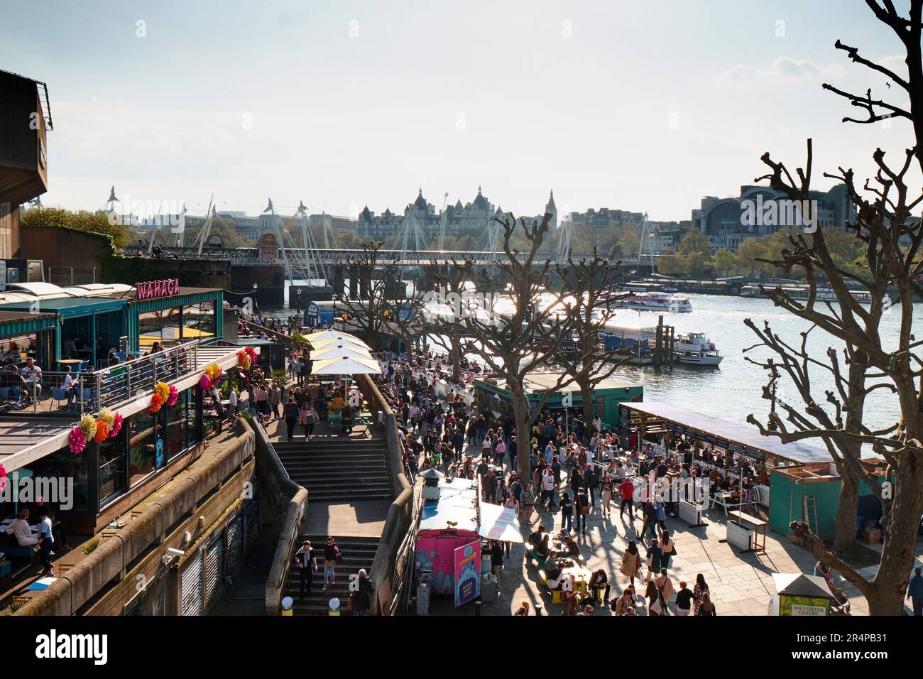Das Südufer der Themse in London, von der Waterloo Bridge aus gesehen, an einem geschäftigen Wochenende. Stockfoto
