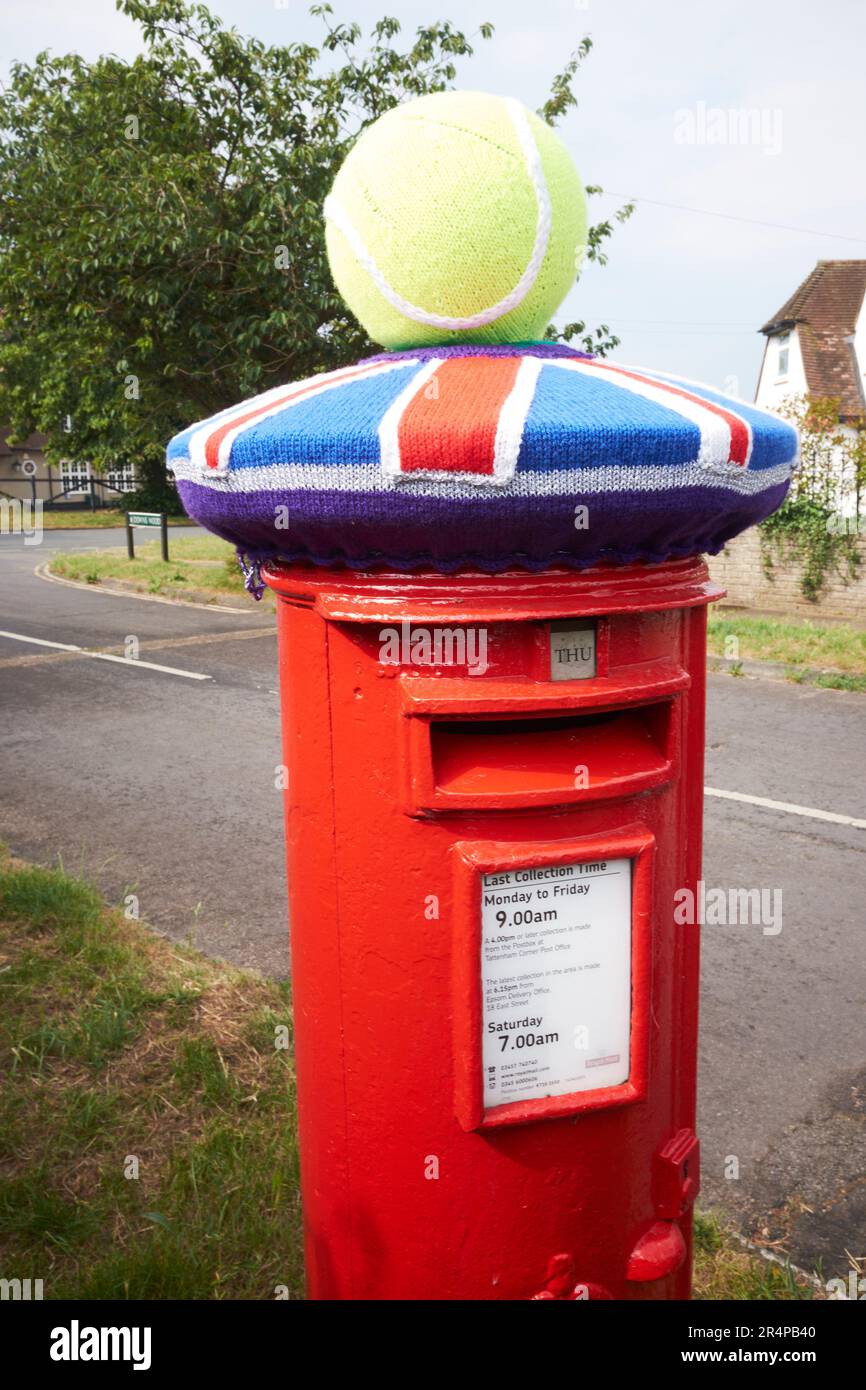Ein gestrickter Briefkastenbezug zur Feier der Wimbledon Tennis Championships in Tattenham Corner, England Stockfoto