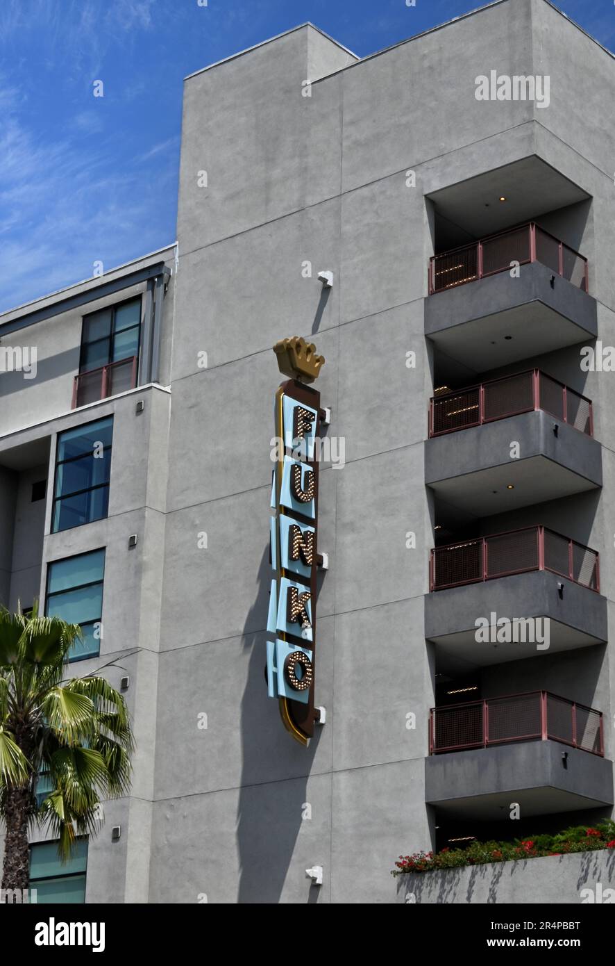 LOS ANGELES, KALIFORNIEN - 11. MAI 2023: FUNKO-Schild auf der Firma, die den Pop! In der Popkultur. Stockfoto