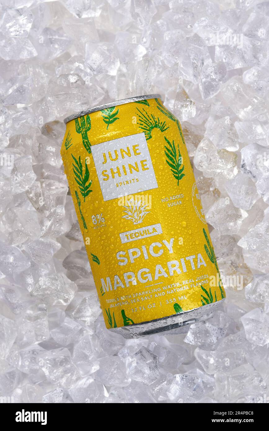 IRIVNE, KALIFORNIEN - 29. MAI 20223: Eine Dose June Shine Spirits spicy Margarita auf einem Bett aus Eis. Stockfoto