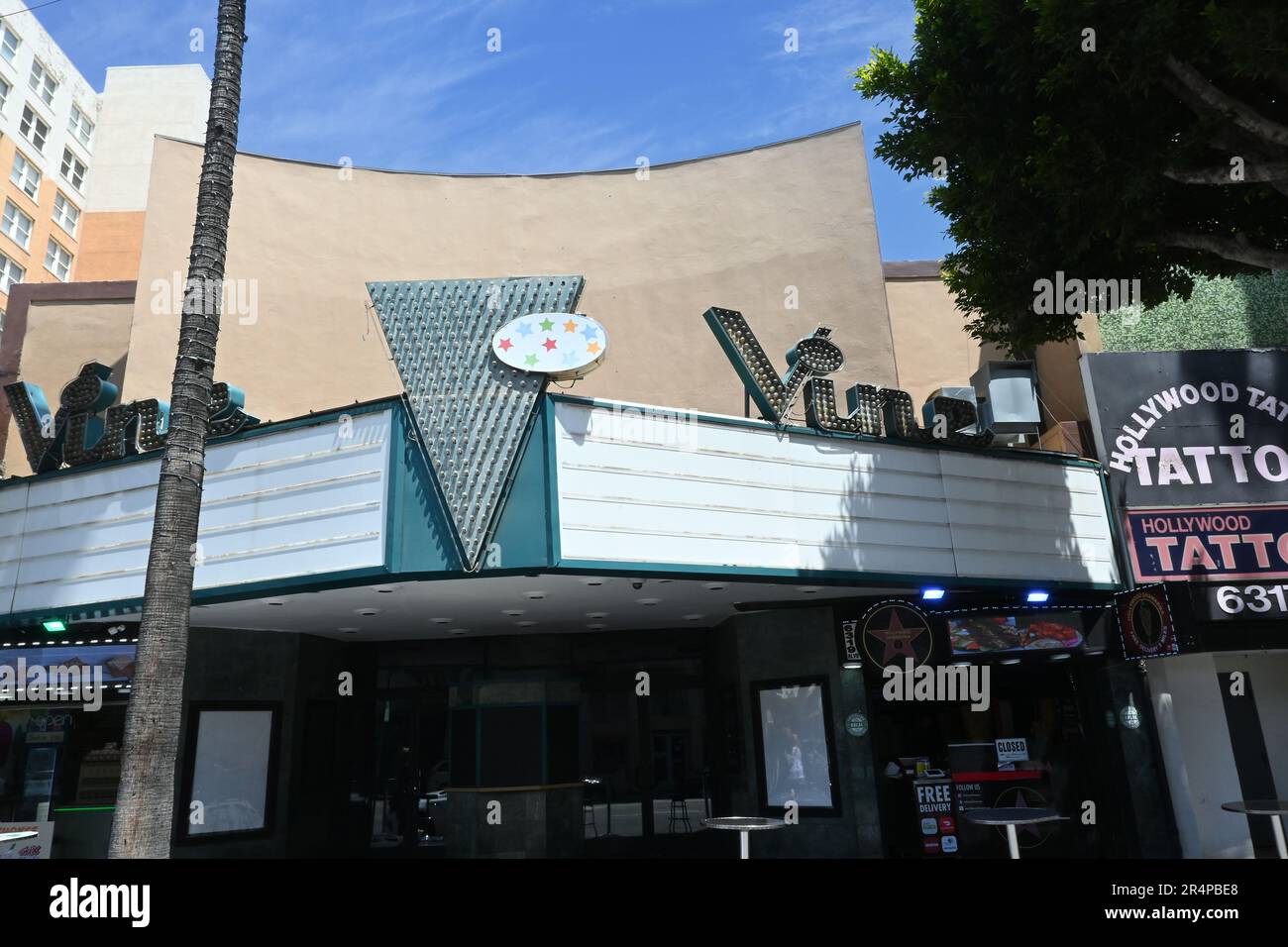 LOS ANGELES, KALIFORNIEN - 12. MAI 2023: Das alte Vine Theatre am Hollywood Boulevard, ein Dolby Showcase Theater. Stockfoto