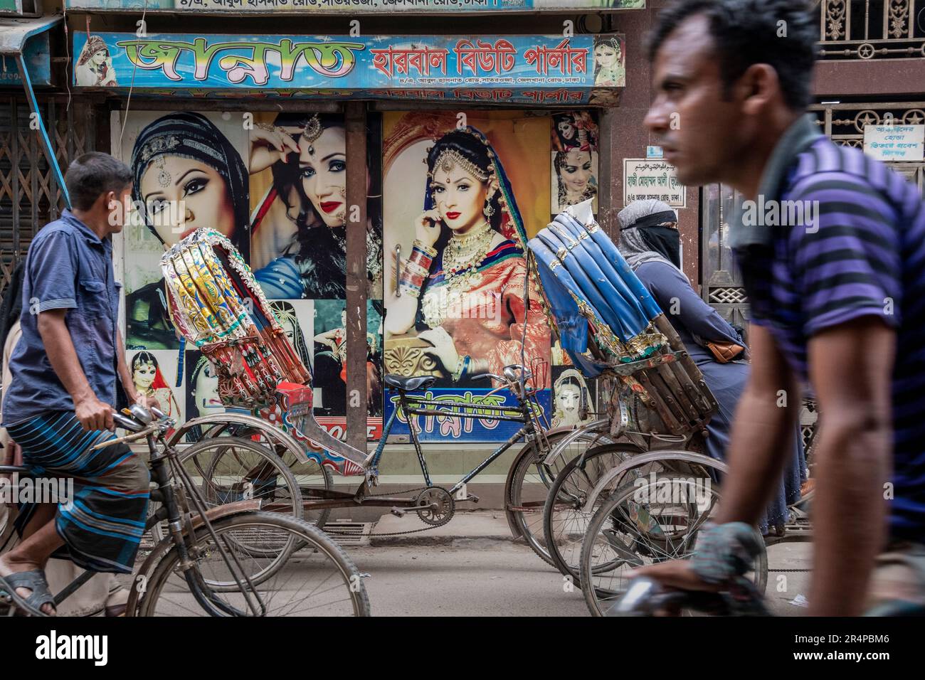 Rikschas und Werbung in der Altstadt von Dhaka, Bangladesch Stockfoto