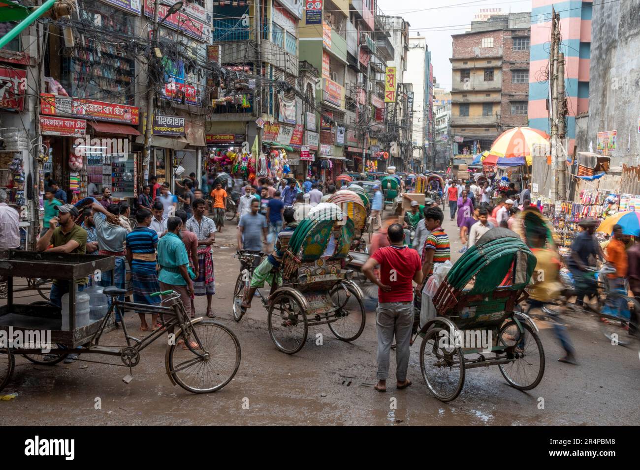 Rikschas und Fußverkehr in der Altstadt von Dhaka, Bangladesch Stockfoto