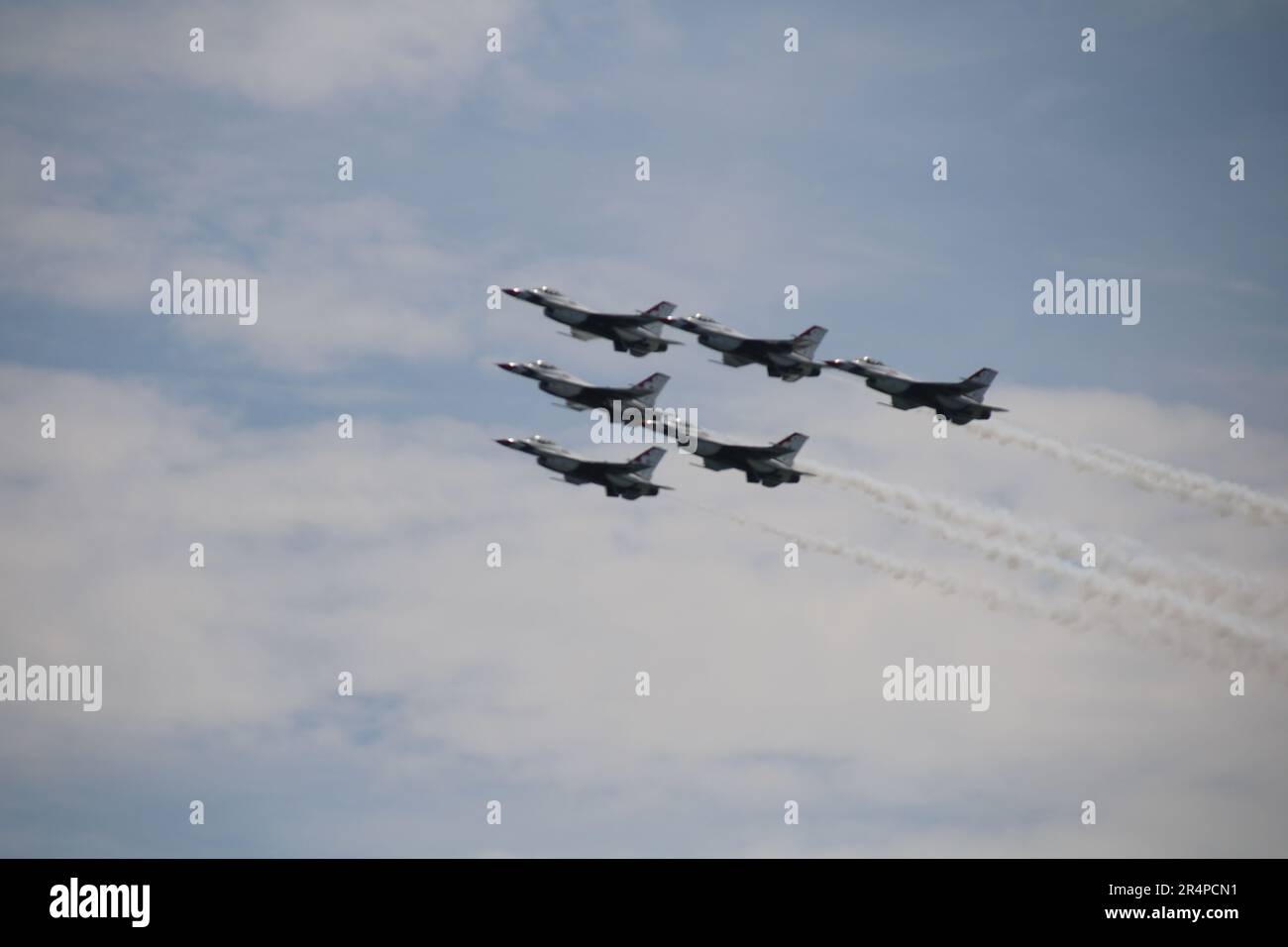 Bethpage, New York, 11714 USA. 28. Mai 2023. Die Bethpage NY Air Show 2023 begeisterte über 300.000 Zuschauer, die Zeuge der Luftakrobatik der USAF F16C Thunderbirds waren. Kredit: ©Julia Mineeva/EGBN TV News/Alamy Live News Stockfoto