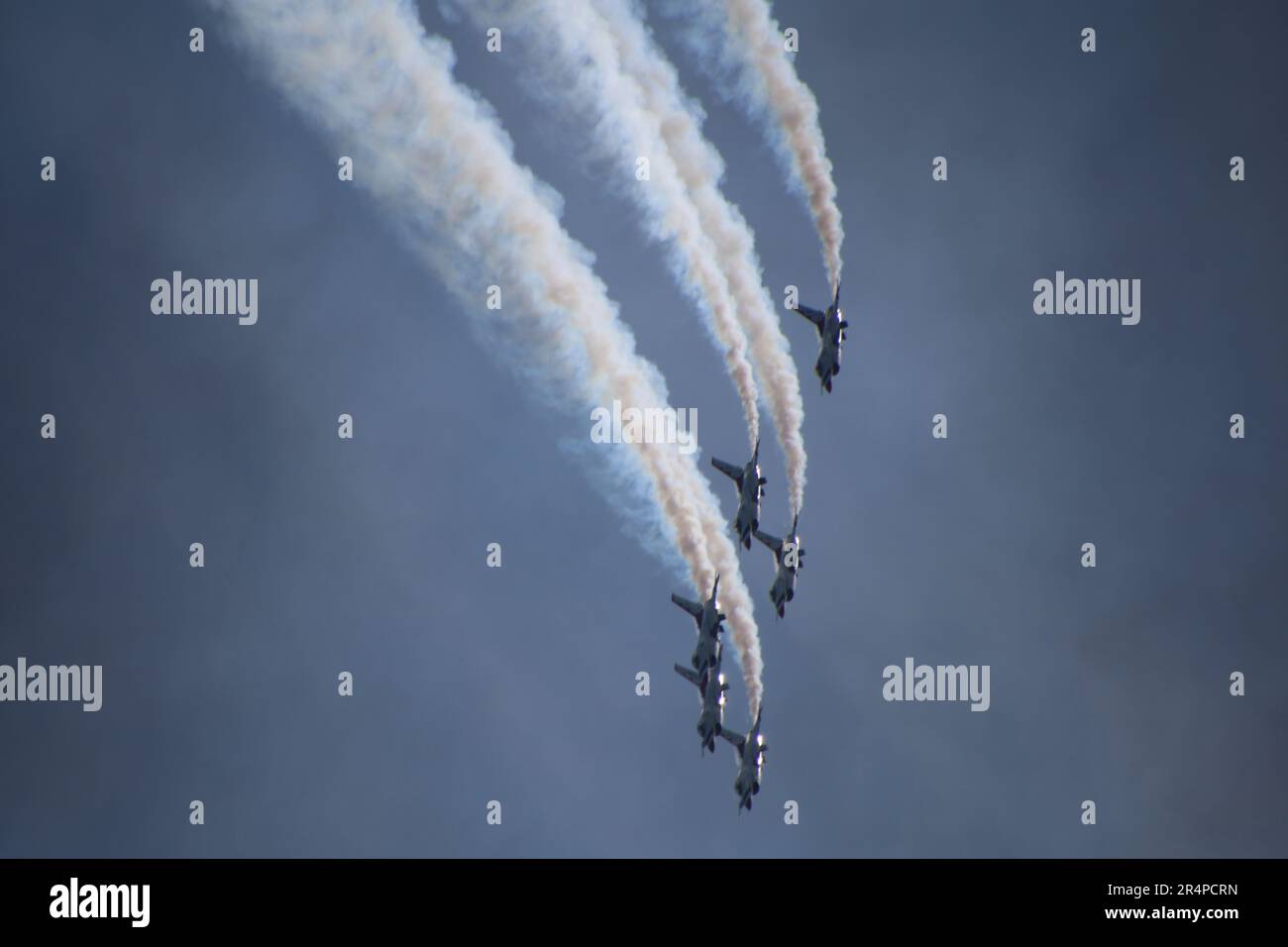 Bethpage, New York, 11714 USA. 28. Mai 2023. Die Bethpage NY Air Show 2023 begeisterte über 300.000 Zuschauer, die Zeuge der Luftakrobatik der USAF F16C Thunderbirds waren. Kredit: ©Julia Mineeva/EGBN TV News/Alamy Live News Stockfoto