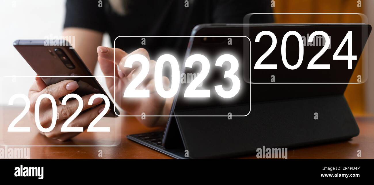 Geschäftsmann der auf digitales 2024 auf einem virtuellen Bildschirm