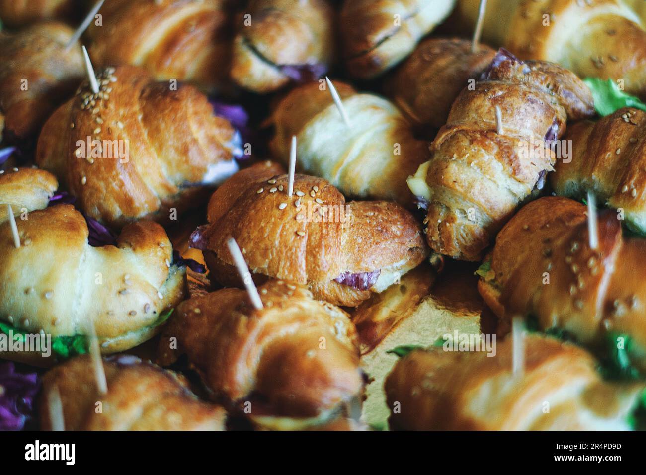 Gemischte köstliche Brioches bei einem Konferenzbuffet Stockfoto