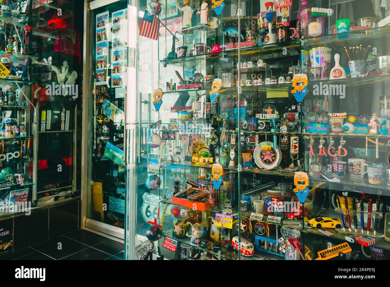 Hollywood, Kalifornien, USA - 26. April 2023. Souvenirs und Geschenke aus Hollywood. In jedem Laden kann man jedes Souvenir kaufen, das mit Hollywood in Verbindung steht Stockfoto
