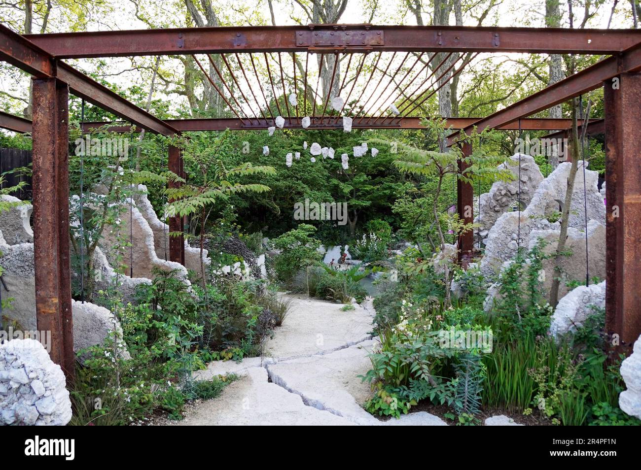 Die preisgekrönten Gärten der Chelsea Flower Show 2023, einschließlich des Goldgewinners. Von Kehrwegen und Blumenbeeten bis hin zu Gartenstrukturen Stockfoto