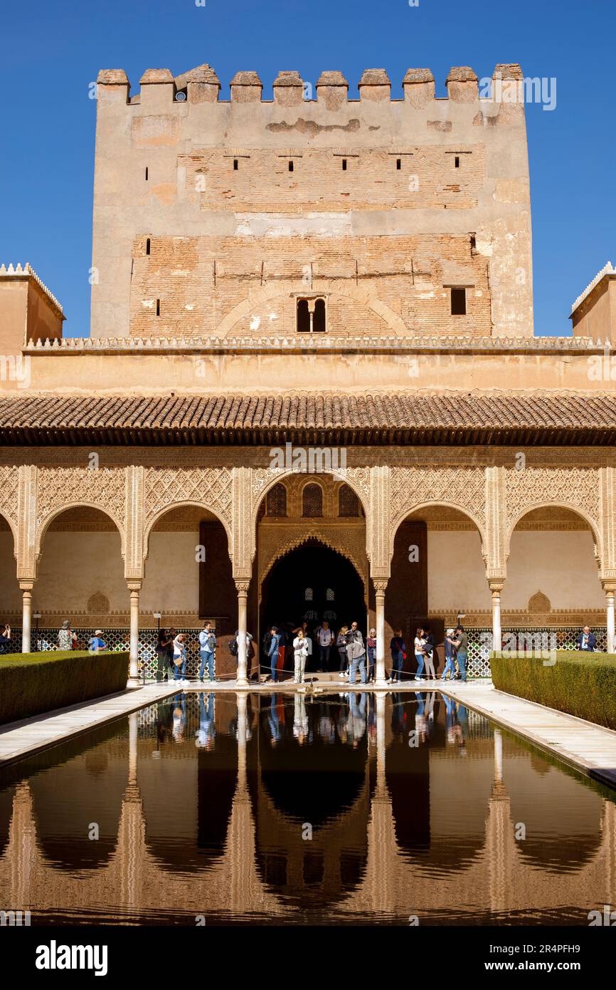 Spanien, Andalusien, Granada, Alhambra, Generallife, Sommerpalast, Außenansicht des reflektierenden Pools im Patio de los Arrayanes, maurischer Einfluss Stockfoto