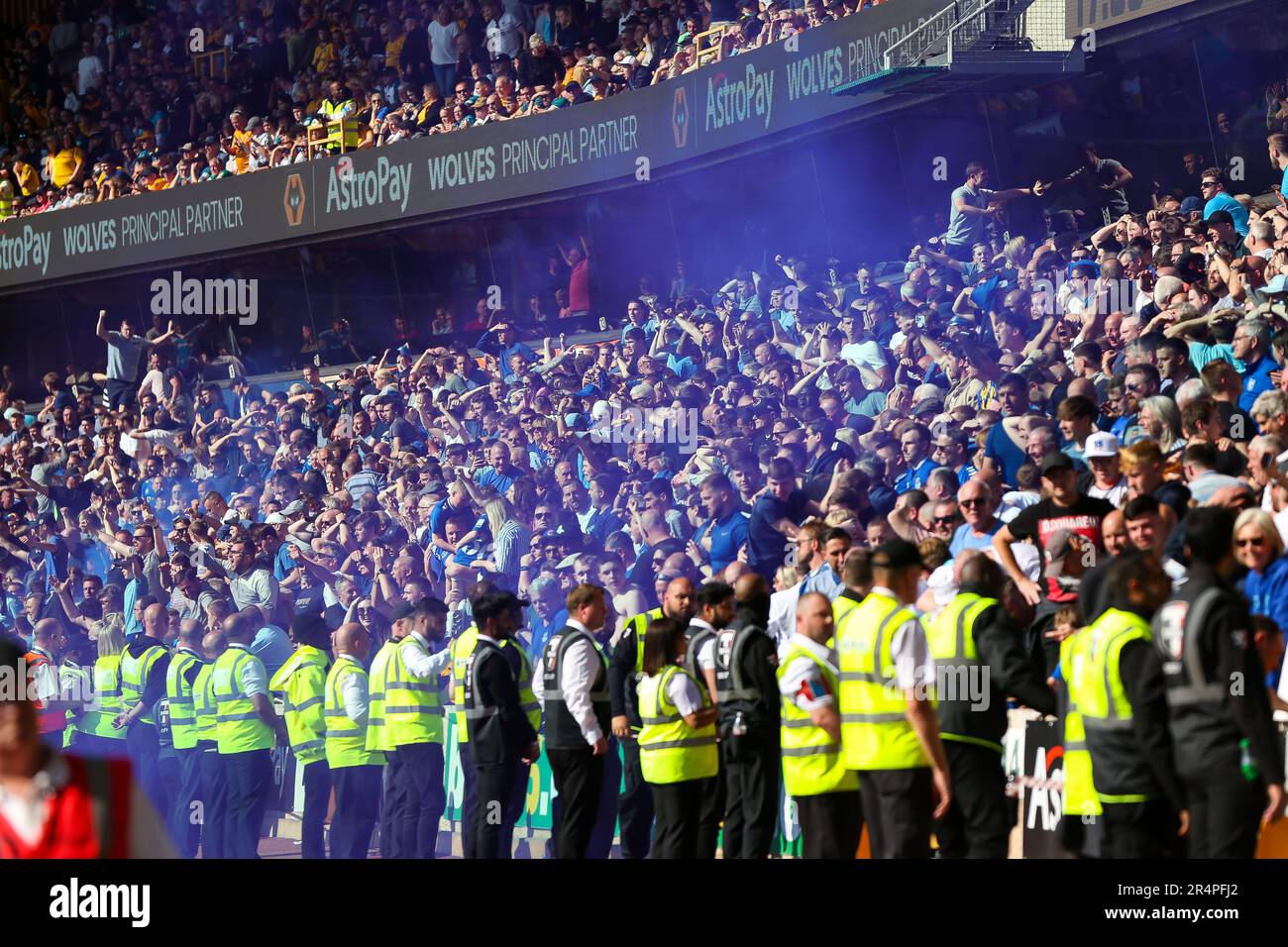 Everton-Fans feiern das erste Tor ihrer Seite des Spiels, das Yerry Mina (nicht abgebildet) während des Premier League-Spiels im Molineux Stadium, Wolverhampton, erzielt hat. Foto: Samstag, 20. Mai 2023. Stockfoto