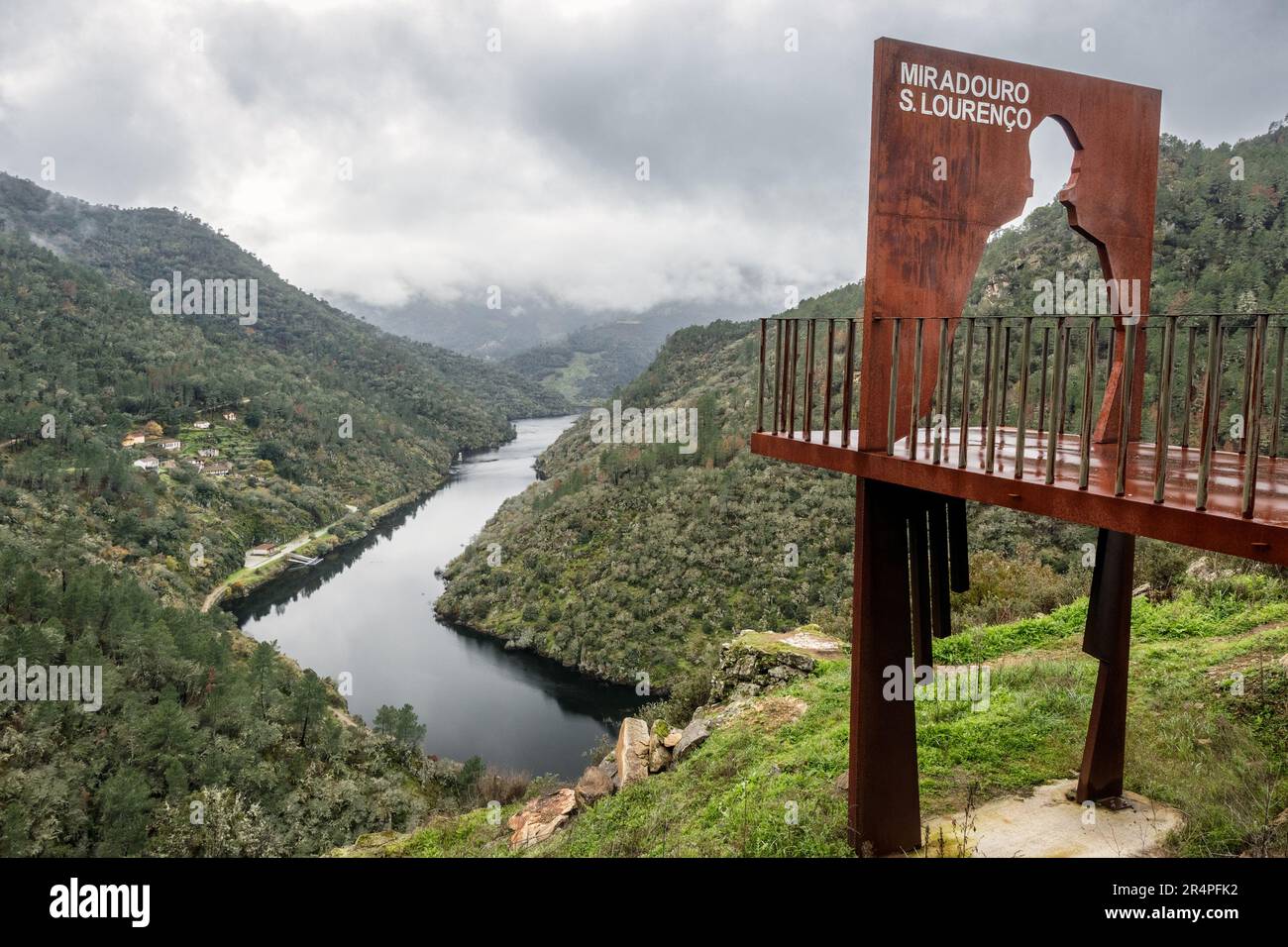 São Lourenco - Carrazeda de Ansiães, Portugal - 11. Dezember 2022: Landschaft des Tua-Tals in Portugal, mit dem Aussichtspunkt São Lourenco in t Stockfoto