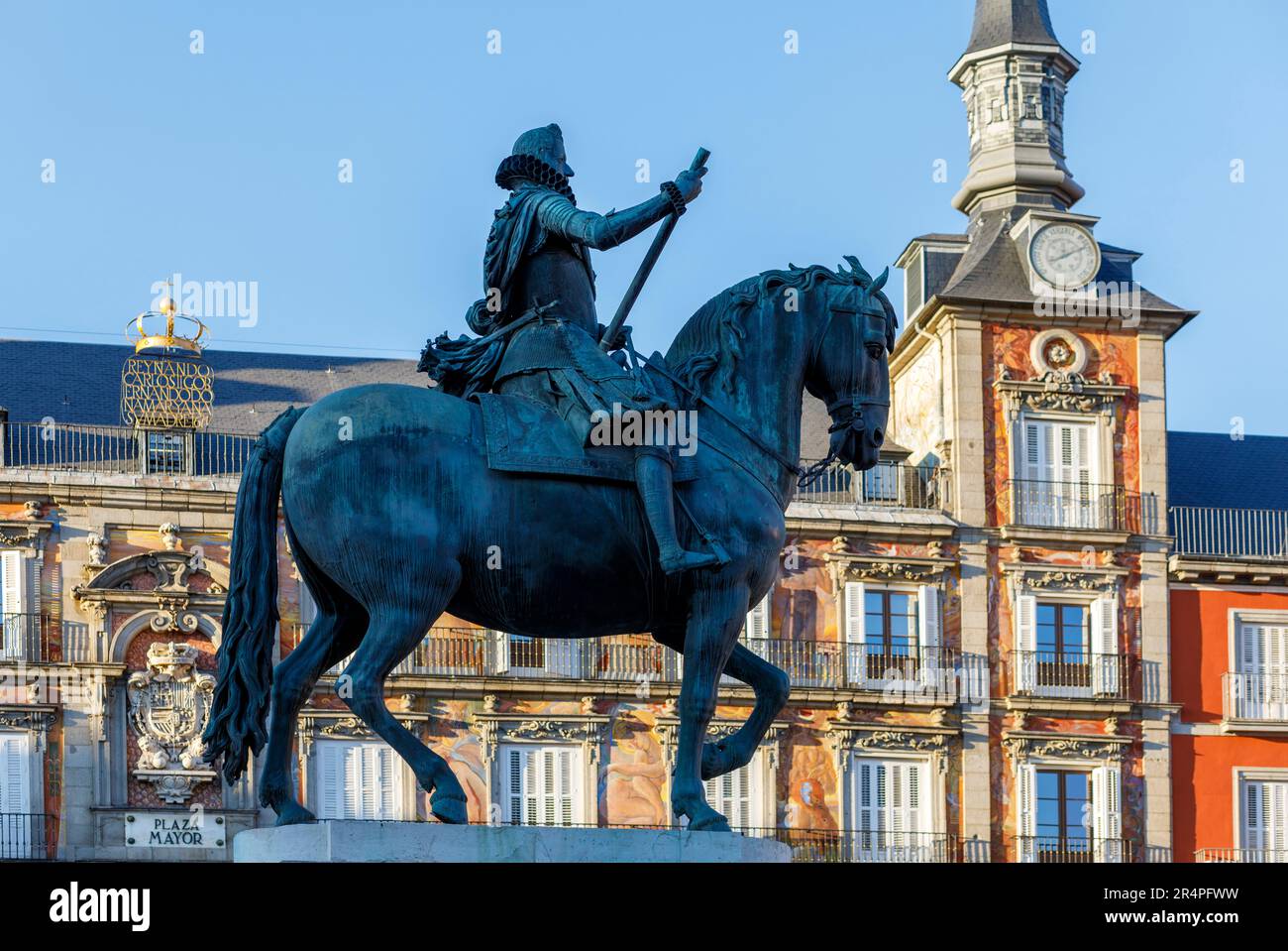 Spanien, Madrid, Plaza Mayor, der Stadtplatz, ein wichtiger öffentlicher Platz in Madrid, Reiterstatue des Königs Philipp III. Aus dem 17. Jahrhundert, Stockfoto