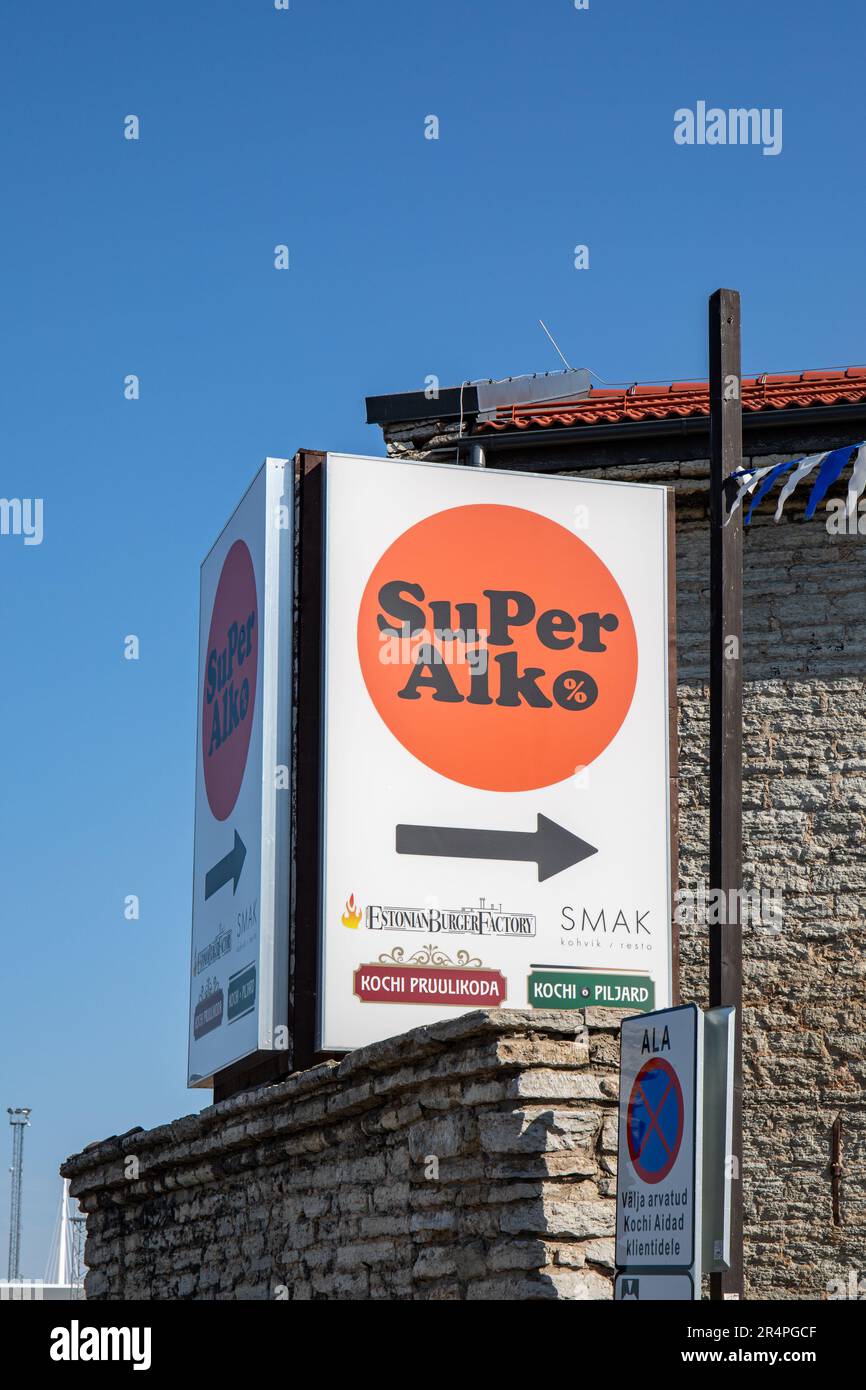 Schild für SuperAlko oder Viinarannasta Spirituosengeschäft im Sadama-Bezirk Tallinn, Estland Stockfoto